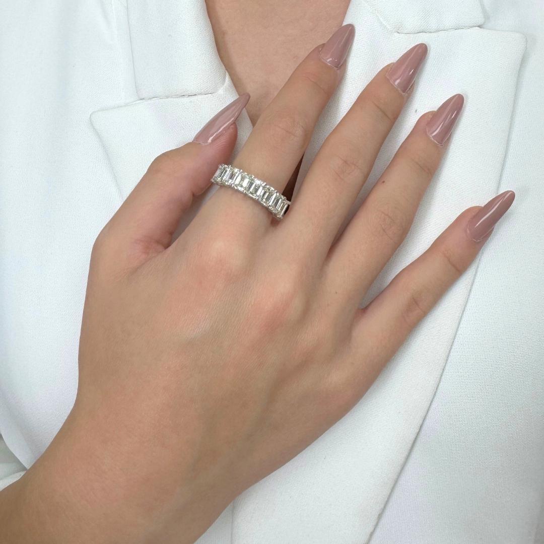 Bague demi-éternité en or blanc et jaune 18 carats de 4,05 carats de diamants Whiting - certifié IGI

Réalisée dans un mélange raffiné d'or blanc et jaune 18 carats, cette bague exceptionnelle est ornée de 8 diamants de taille émeraude totalisant