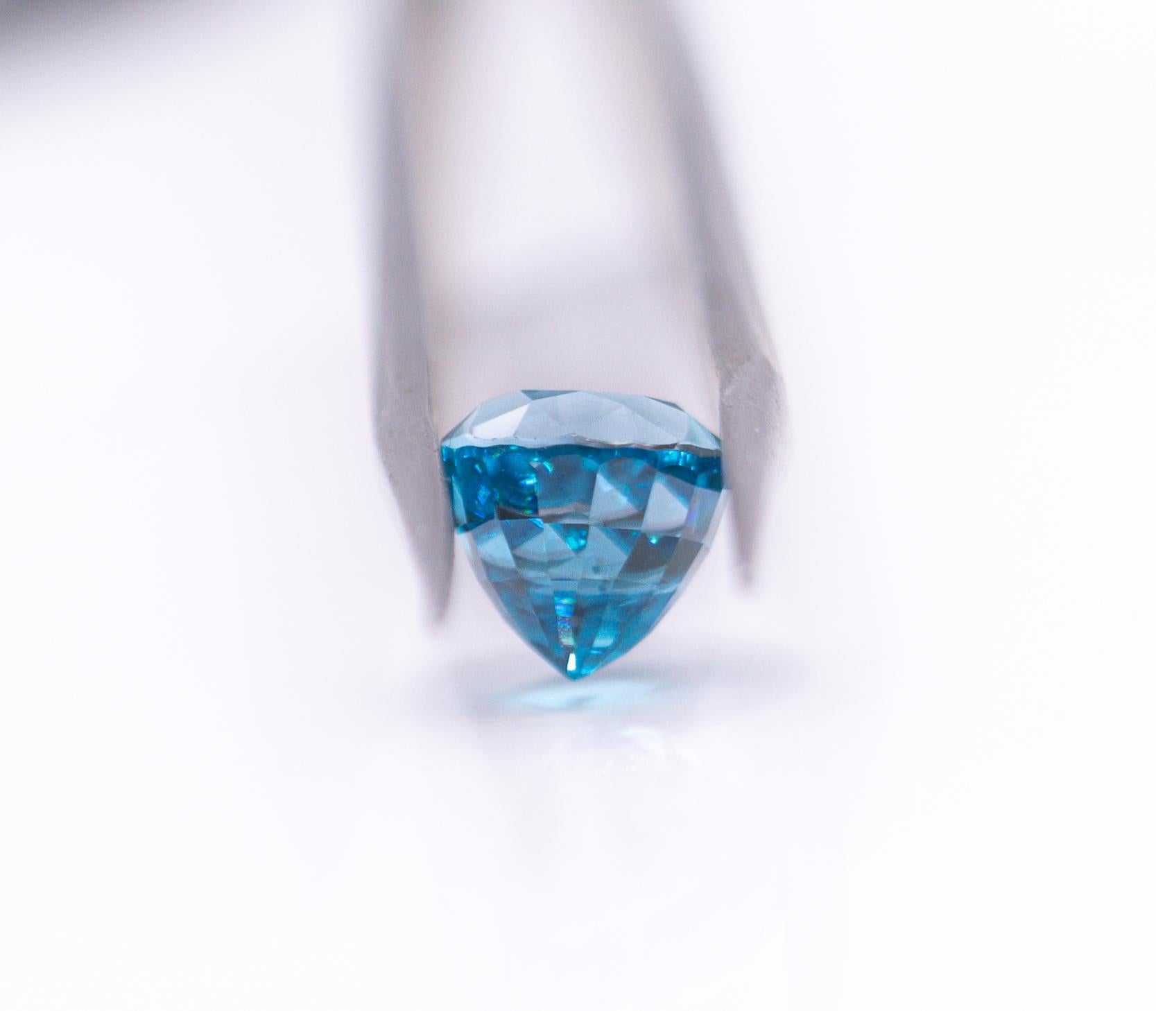 Modern Sparkling 4.13 Carat Blue Zircon Gemstone  Oval 8x7mm For Sale