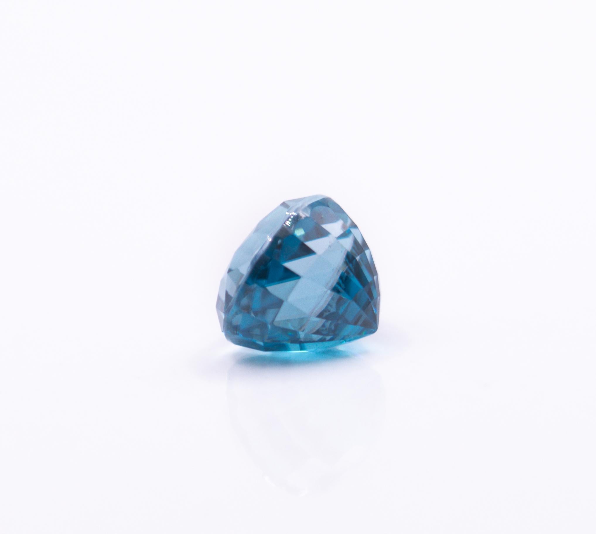 Sparkling 4.13 Carat Blue Zircon Gemstone  Oval 8x7mm For Sale 1