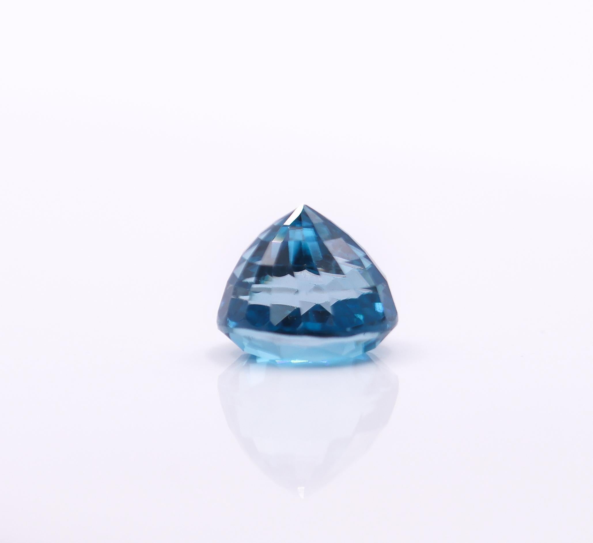 Sparkling 4.13 Carat Blue Zircon Gemstone  Oval 8x7mm For Sale 2