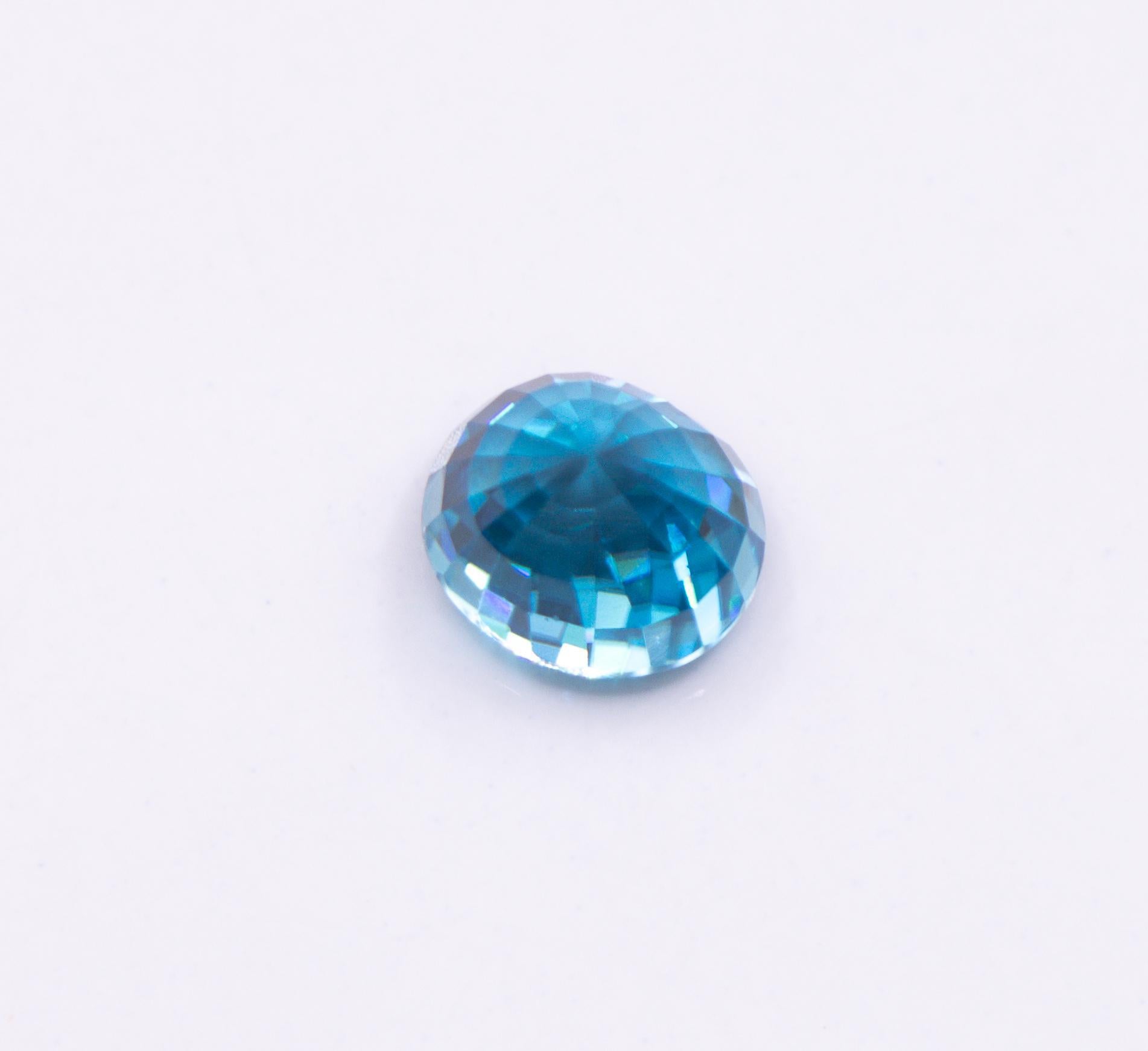 Sparkling 4.13 Carat Blue Zircon Gemstone  Oval 8x7mm For Sale 3