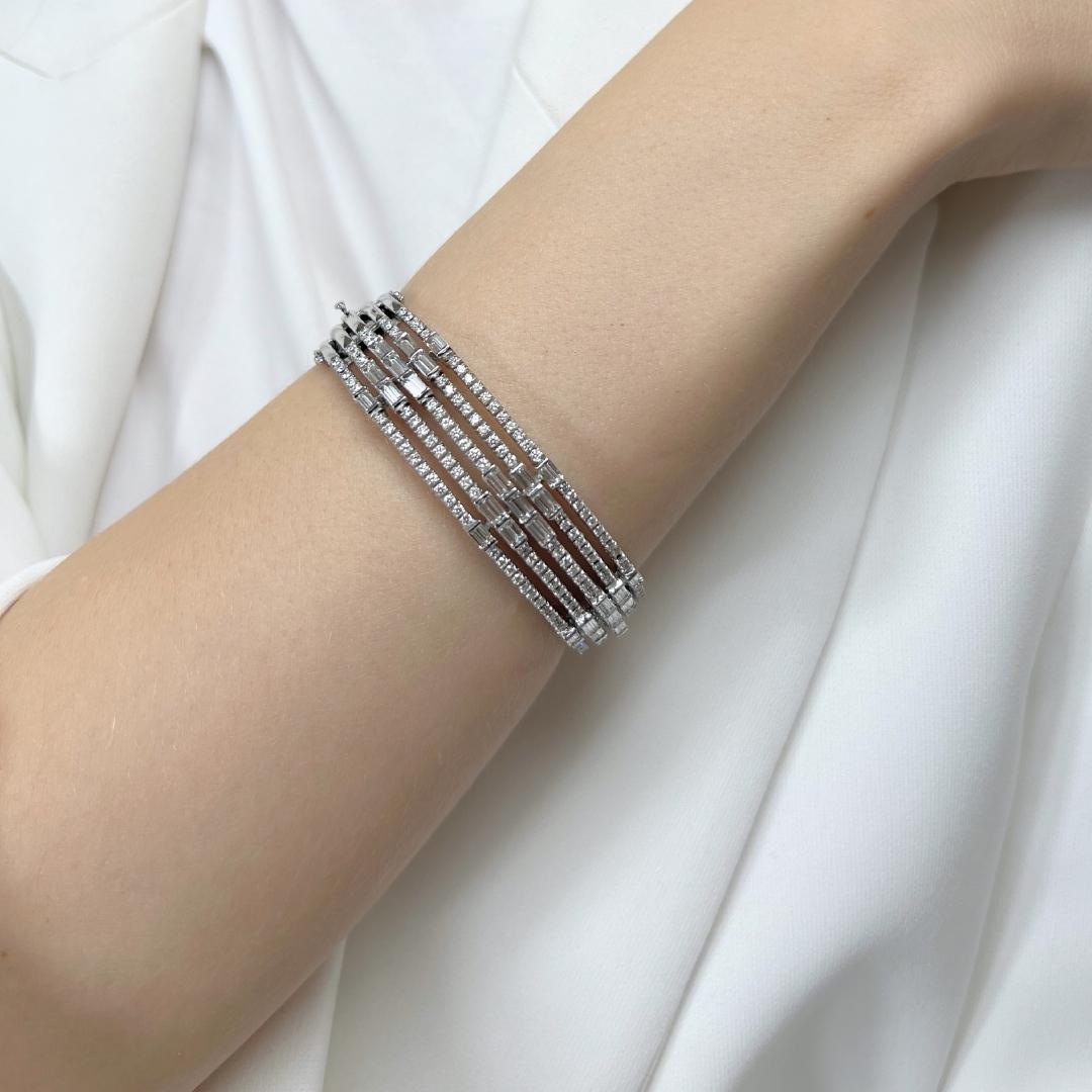 Bracelet jonc étincelant en or blanc 18 carats avec diamants de 4,55 carats, certifié IGI en vente 5