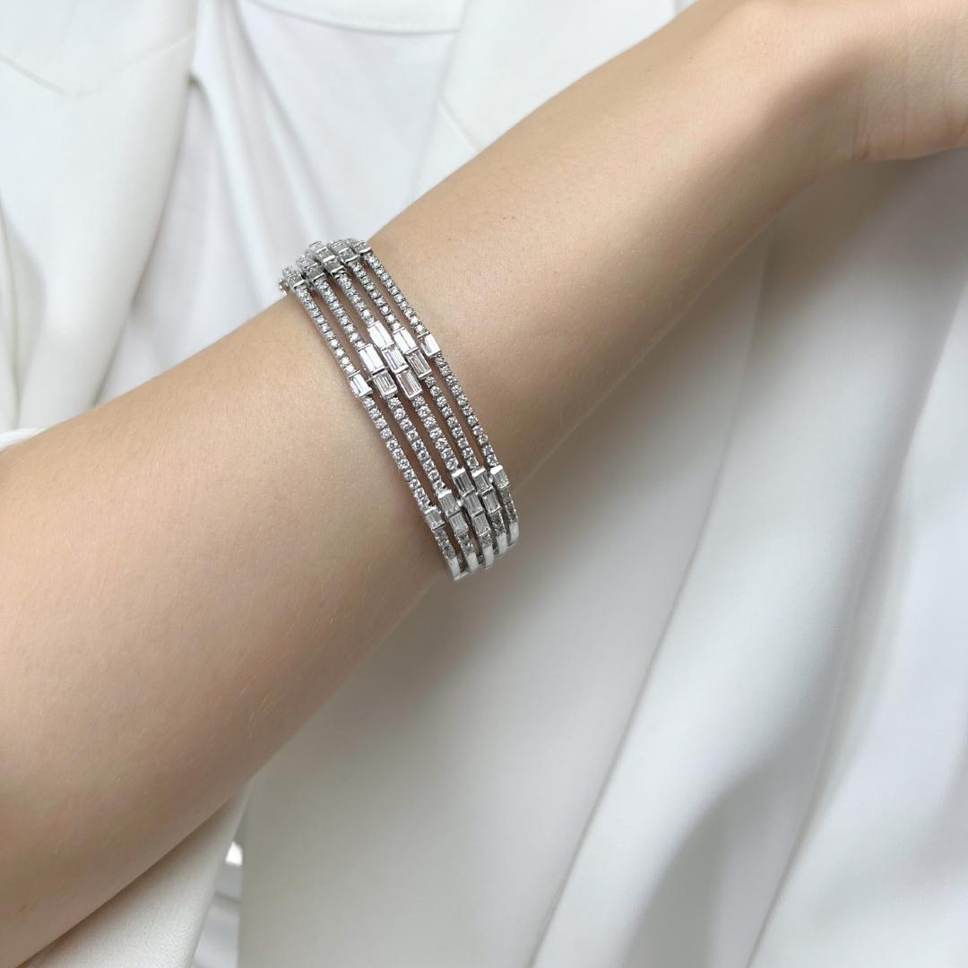 Bracelet jonc étincelant en or blanc 18 carats avec diamants de 4,55 carats, certifié IGI

Cet époustouflant bracelet en or blanc 18 carats est un chef-d'œuvre éblouissant, orné de 54 diamants taille baguette totalisant 2,65 carats et de 160