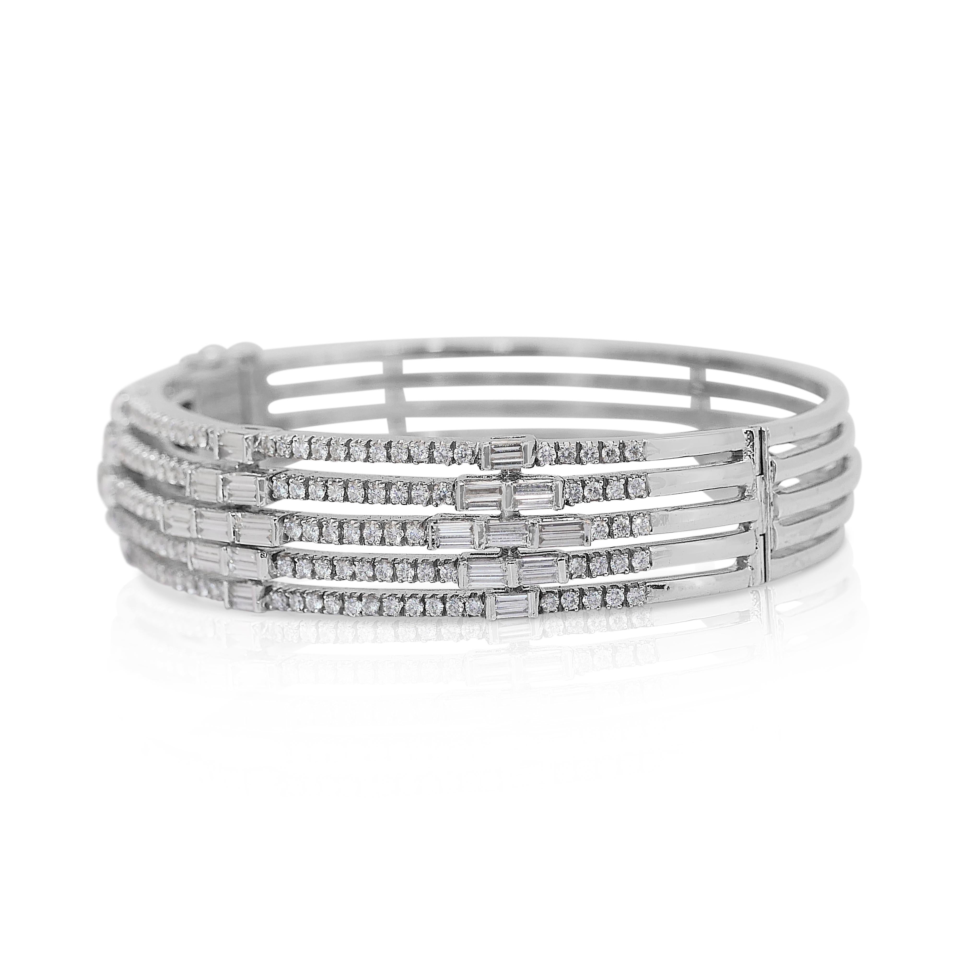 Taille navette Bracelet jonc étincelant en or blanc 18 carats avec diamants de 4,55 carats, certifié IGI en vente
