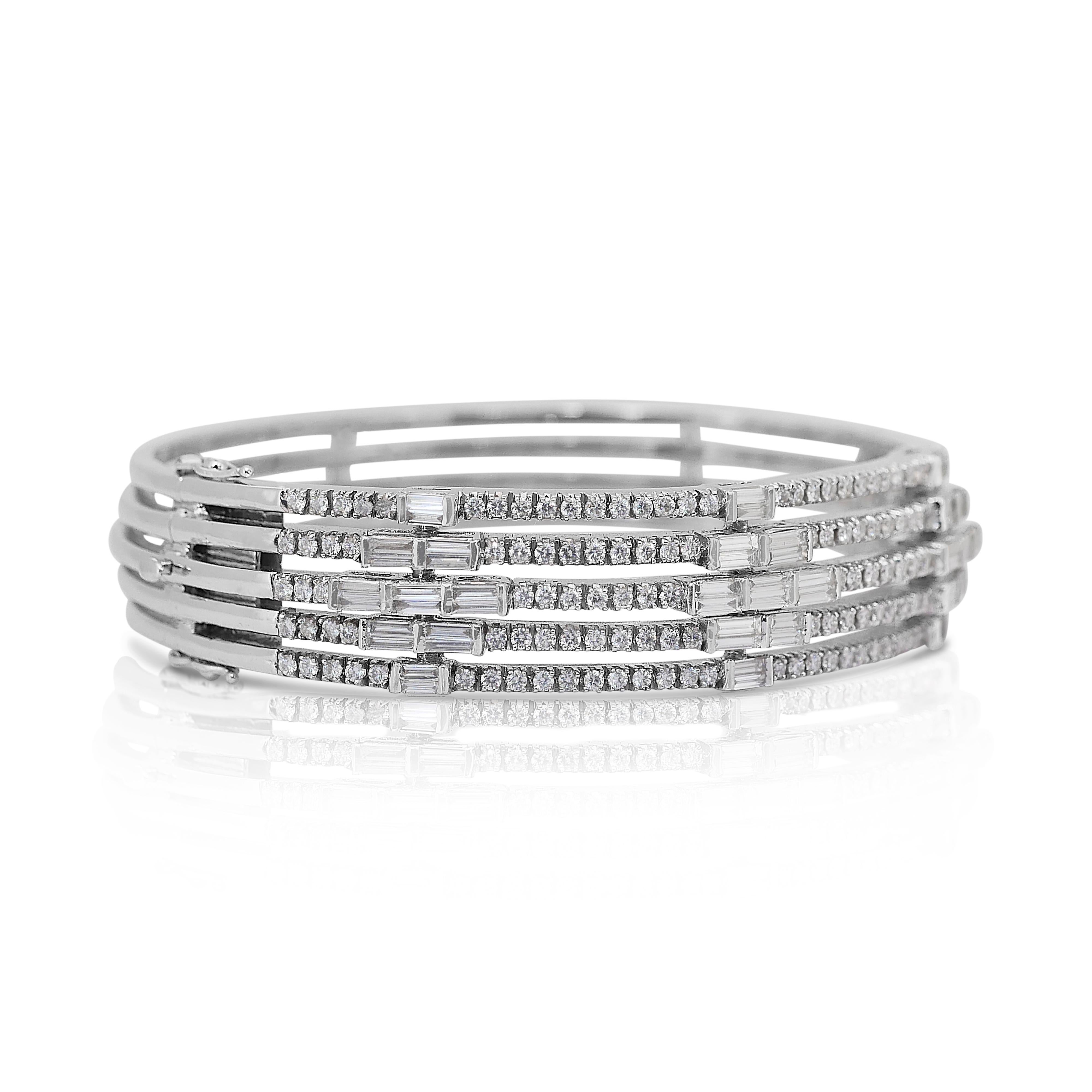 Bracelet jonc étincelant en or blanc 18 carats avec diamants de 4,55 carats, certifié IGI Neuf - En vente à רמת גן, IL