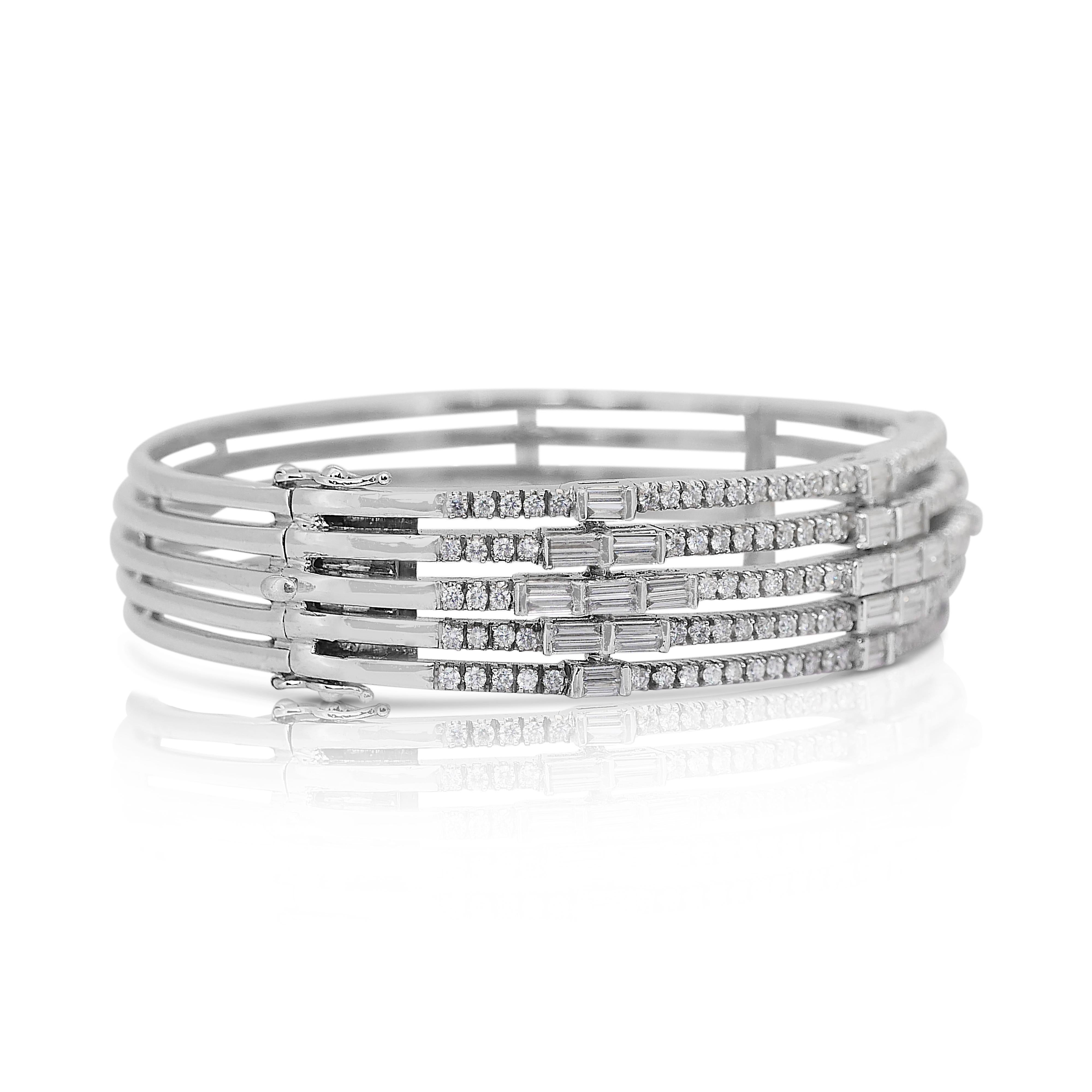 Bracelet jonc étincelant en or blanc 18 carats avec diamants de 4,55 carats, certifié IGI Pour femmes en vente