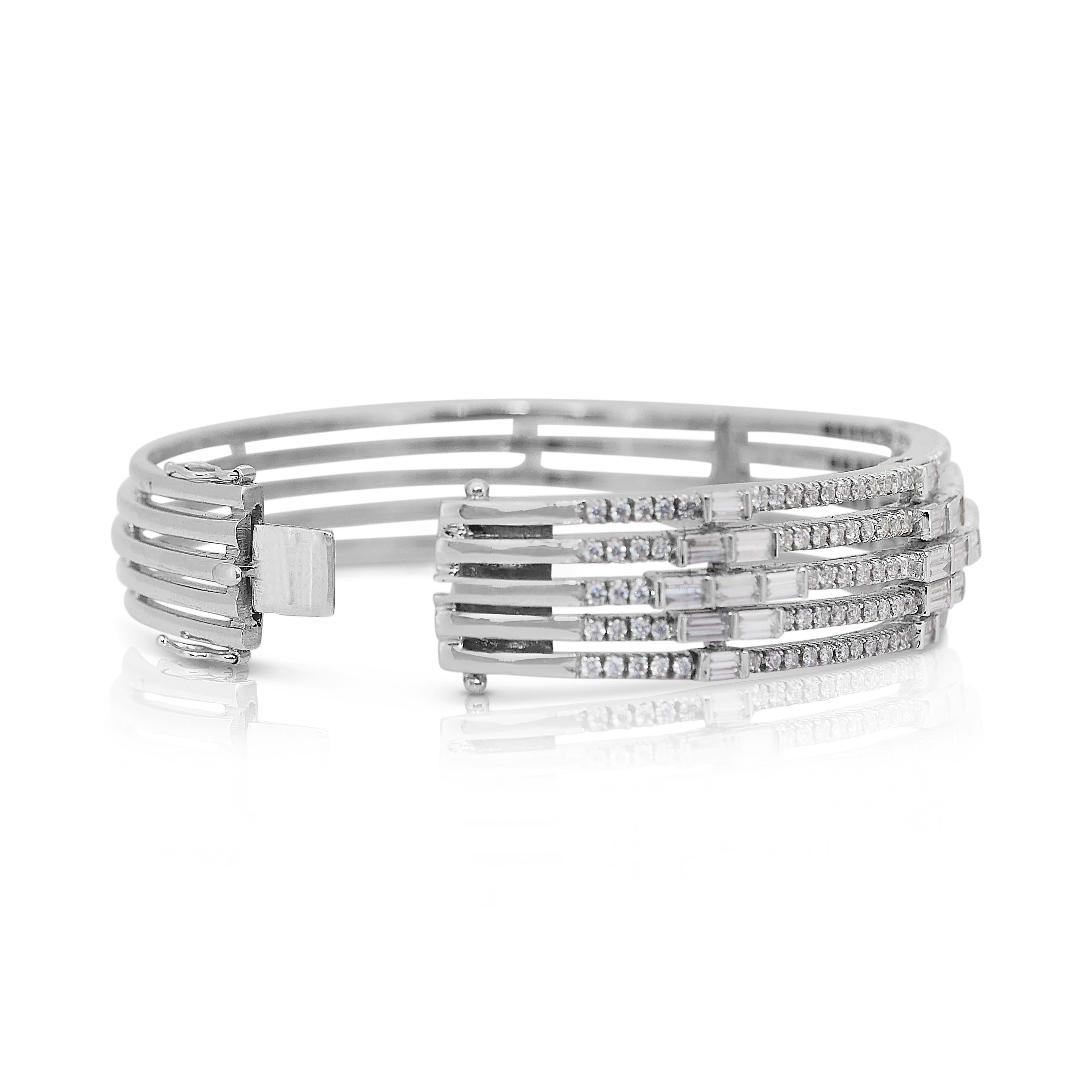 Bracelet jonc étincelant en or blanc 18 carats avec diamants de 4,55 carats, certifié IGI en vente 2