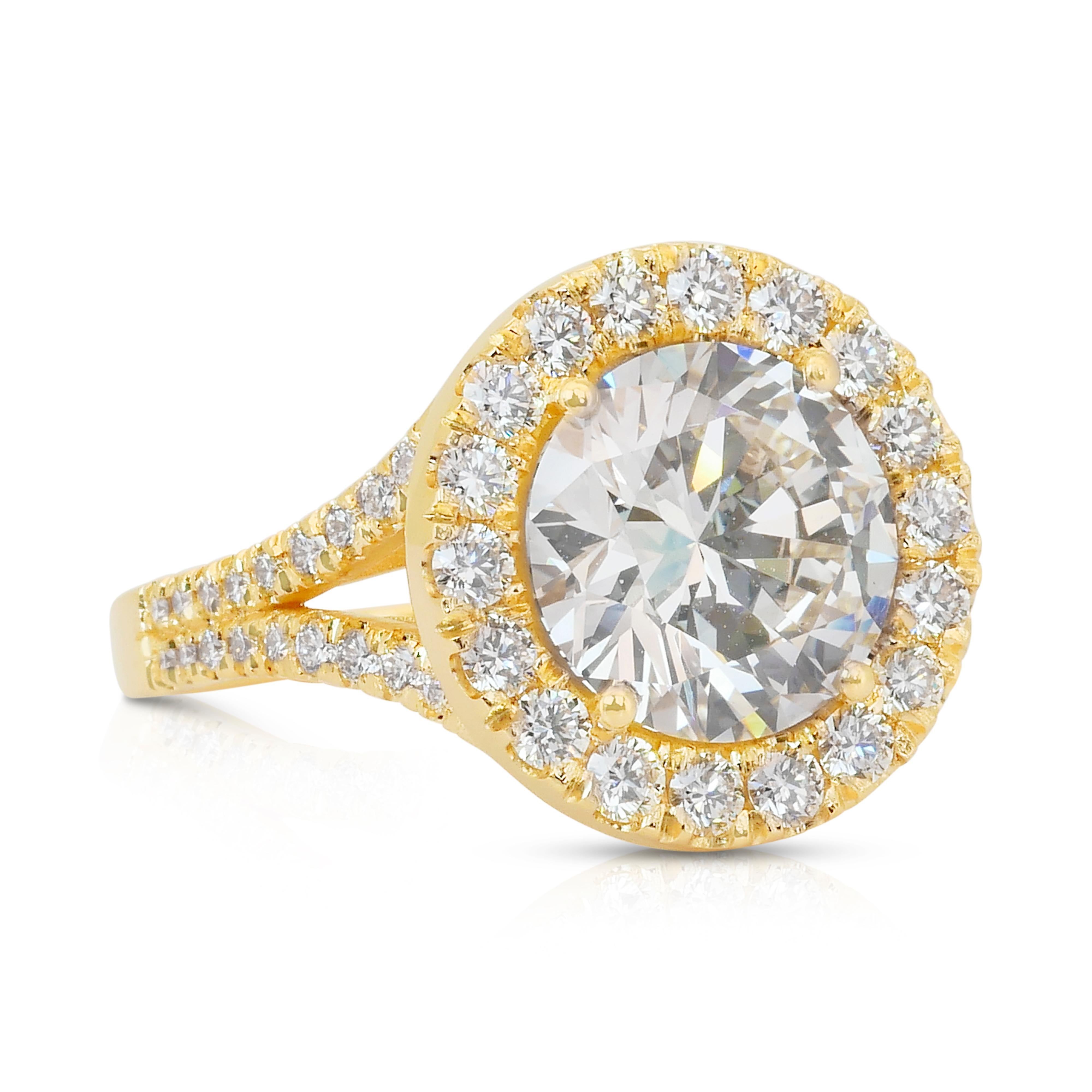 Bague halo scintillante de 5,06 carats en or jaune 18 carats, certifiée IGI

Cette bague halo en or jaune 18 carats est une expression étonnante de grandeur et de sophistication. Elle est ornée d'un diamant rond brillant de 3,83 ct qui rayonne de