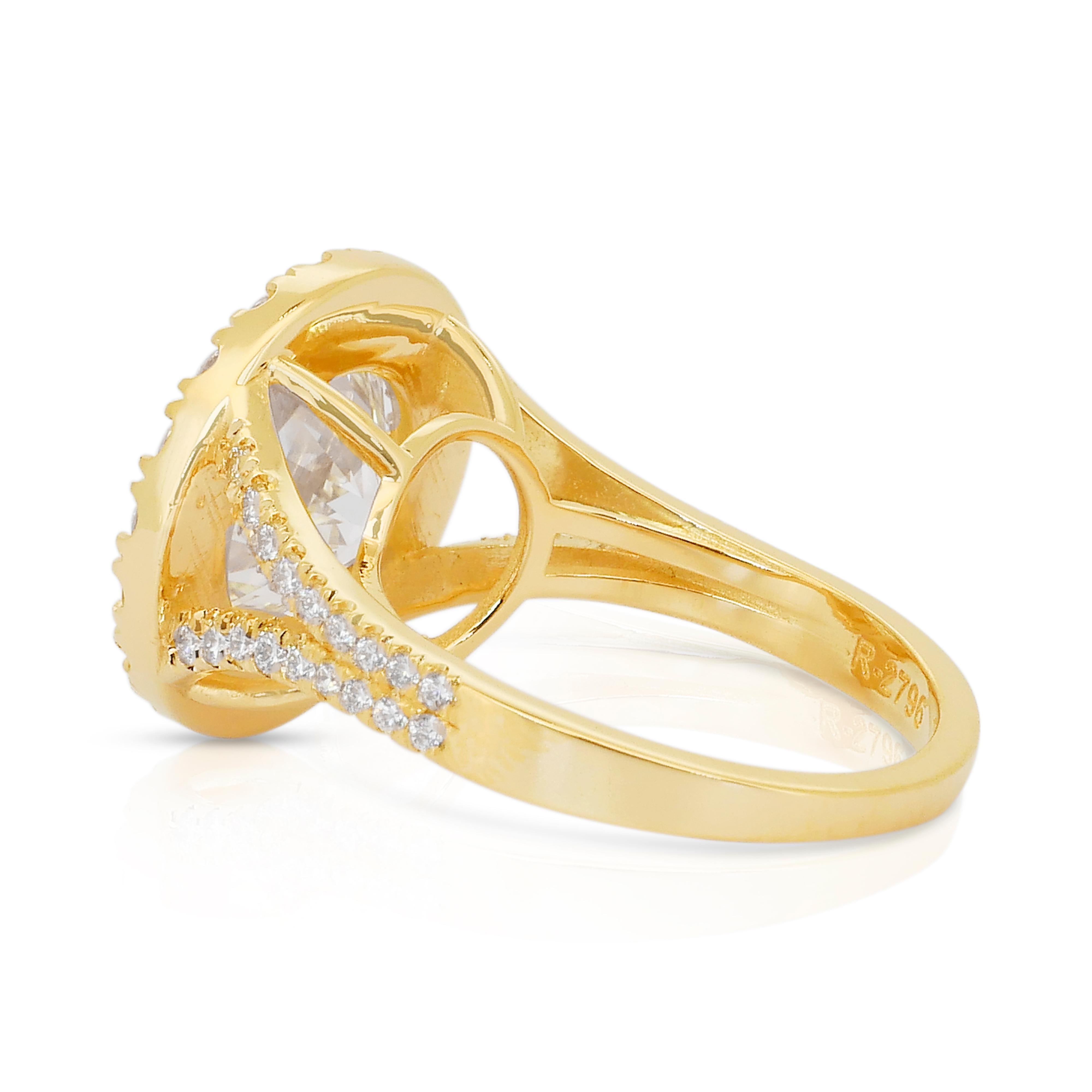 Bague halo scintillante de 5,06 carats en or jaune 18 carats, certifiée IGI Neuf - En vente à רמת גן, IL