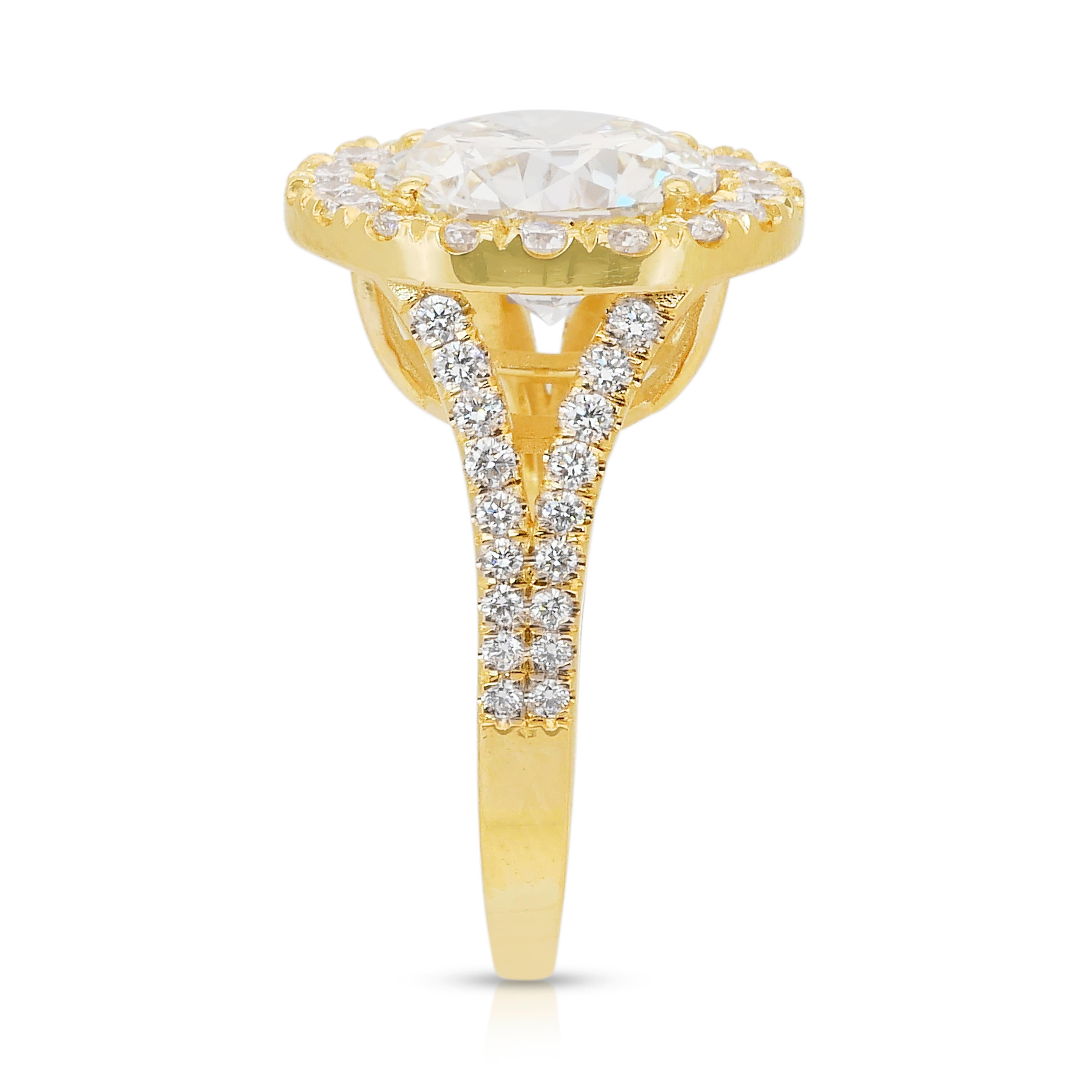 Bague halo scintillante de 5,06 carats en or jaune 18 carats, certifiée IGI en vente 1