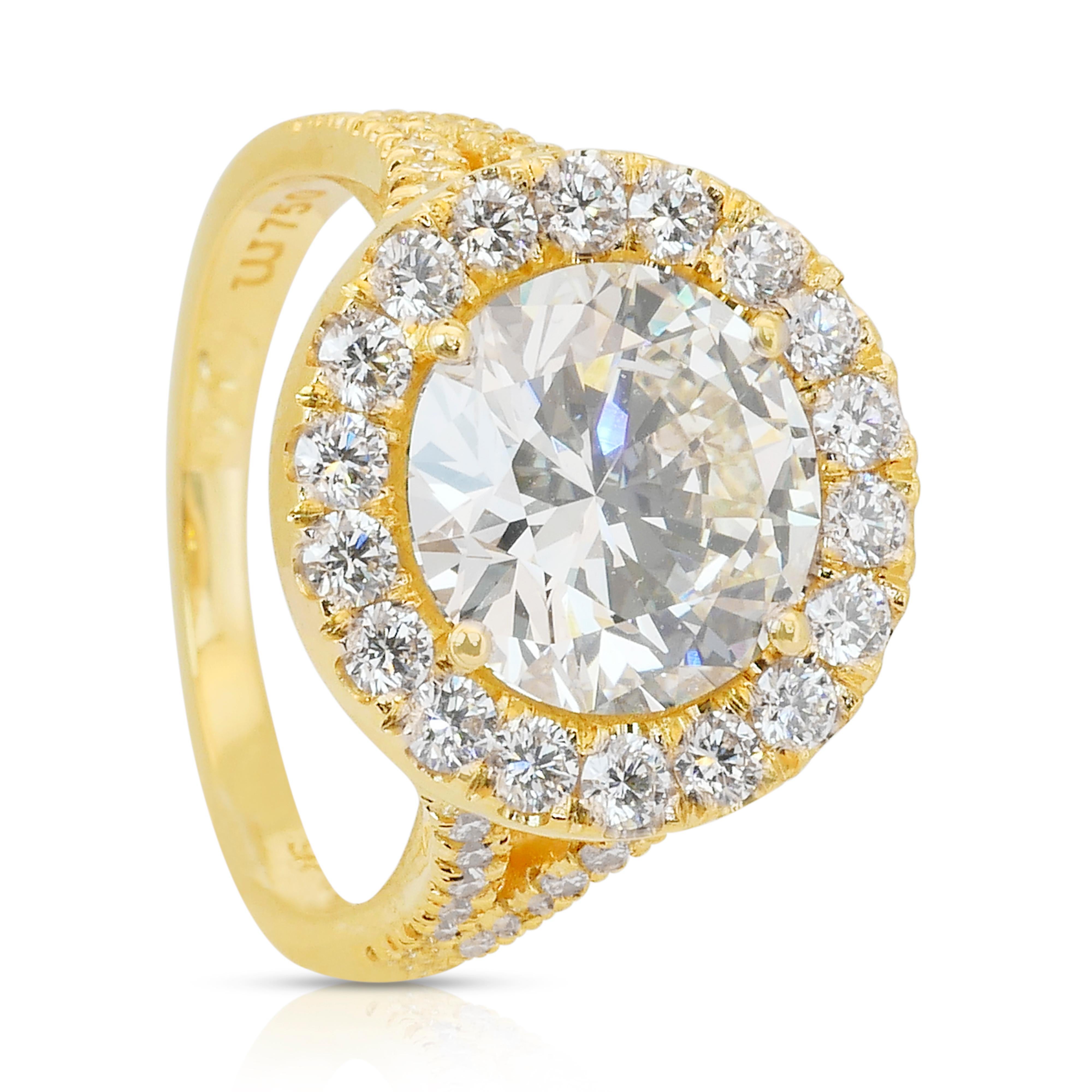Bague halo scintillante de 5,06 carats en or jaune 18 carats, certifiée IGI en vente 2