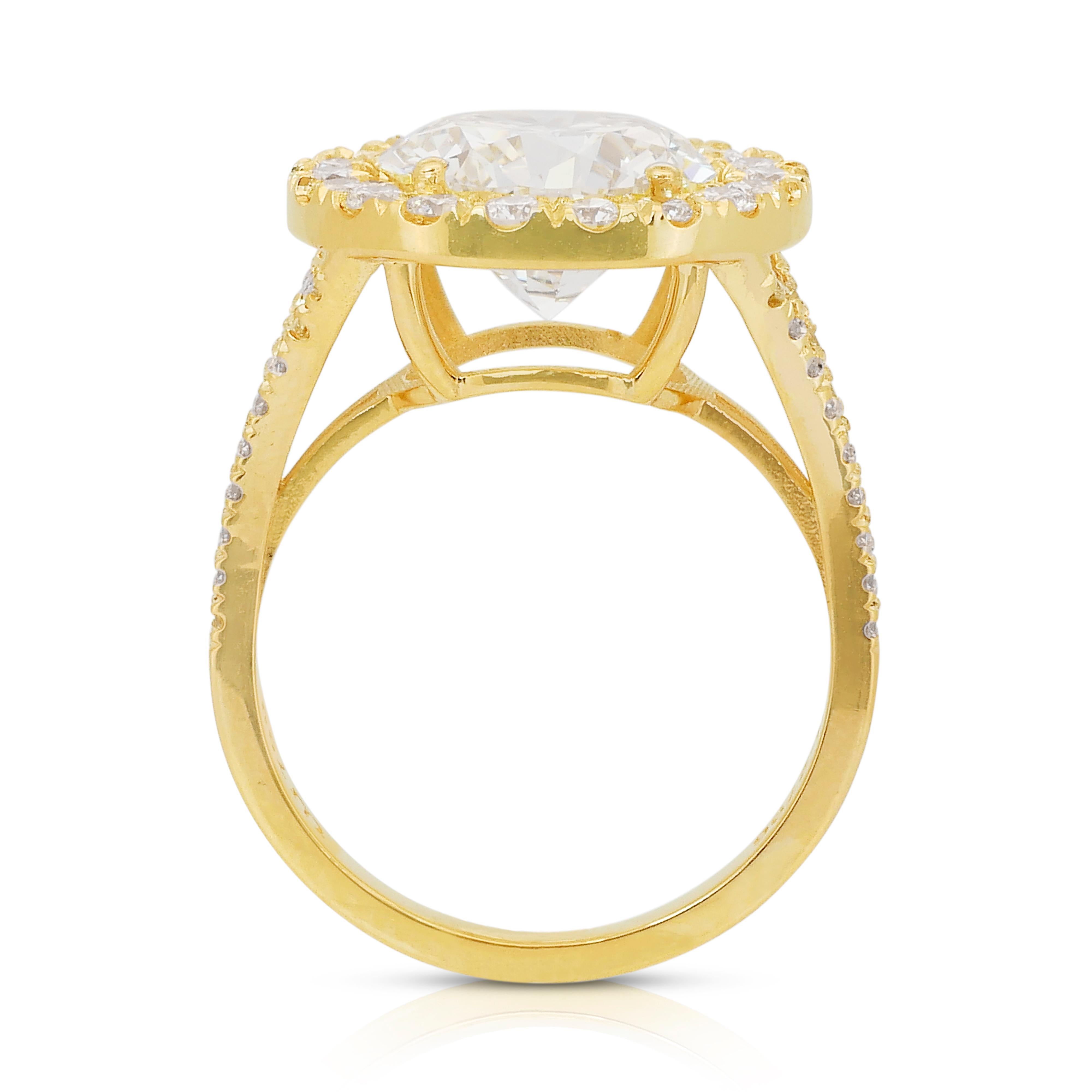 Bague halo scintillante de 5,06 carats en or jaune 18 carats, certifiée IGI en vente 3