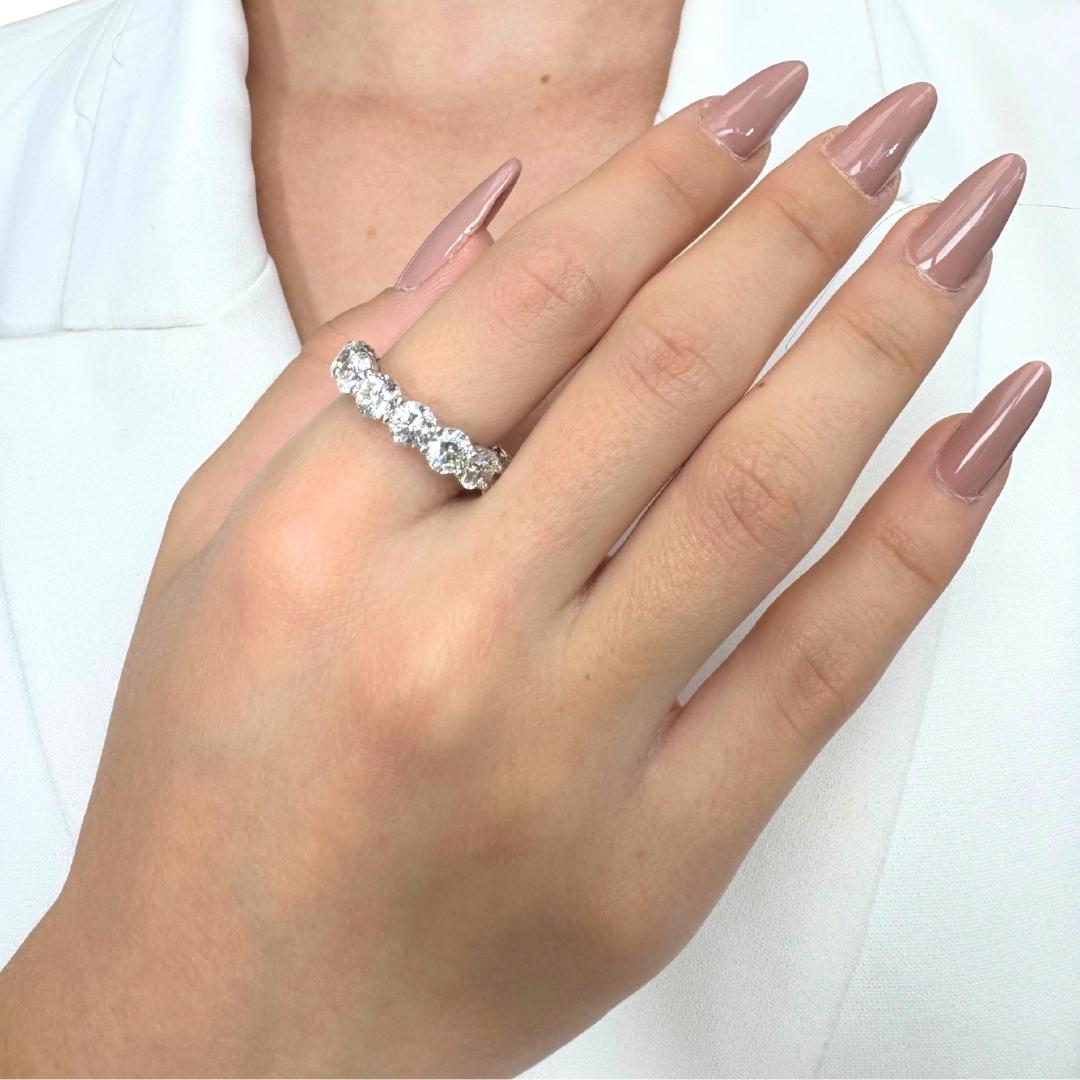 Anello a fascia con 5,18 carati di diamanti in oro bianco 18 carati - Certificato IGI in vendita 5