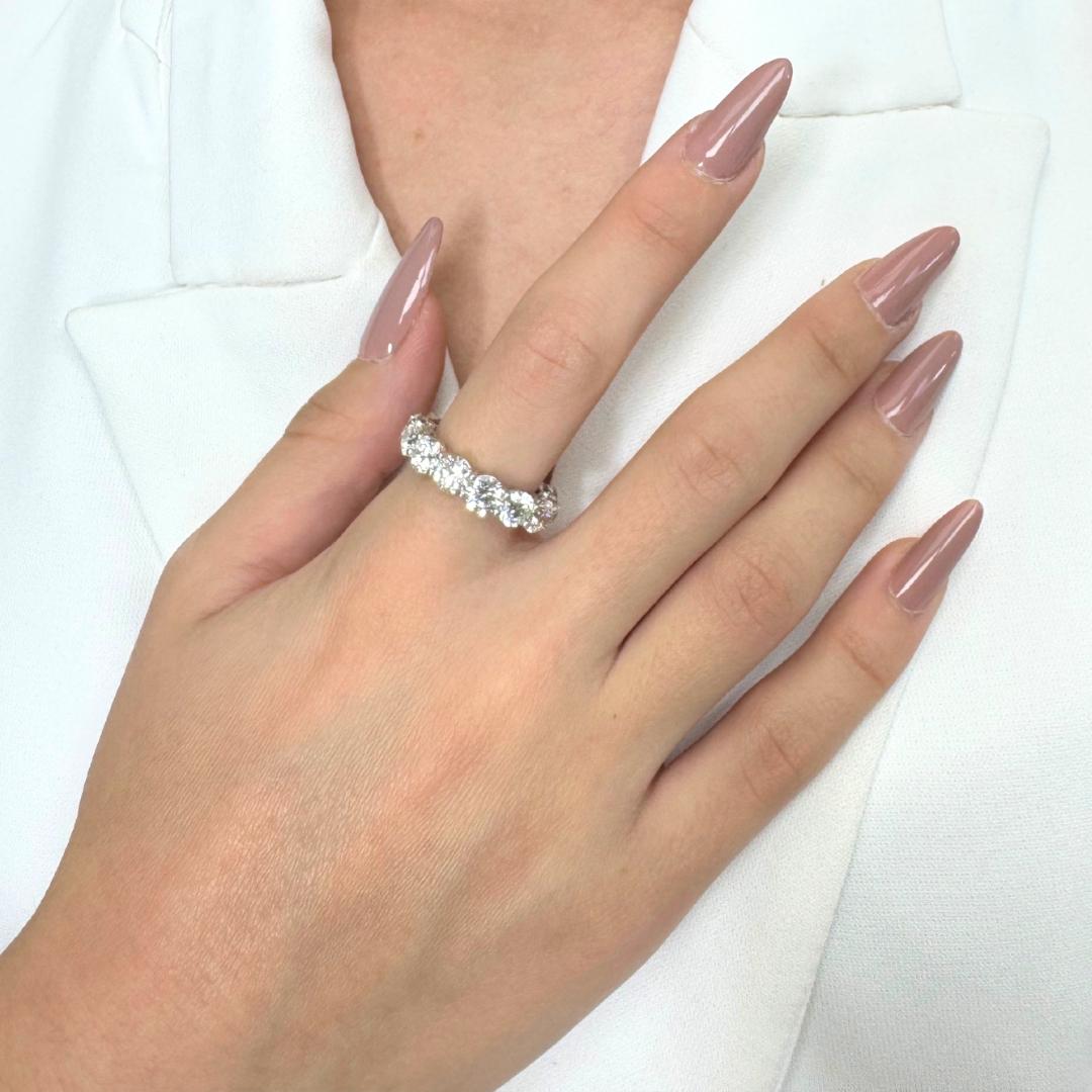 Anello a fascia con 5,18 carati di diamanti in oro bianco 18 carati - Certificato IGI

Questo straordinario anello di diamanti in oro bianco 18 carati mostra 5,18 carati di pura brillantezza con 10 diamanti a taglio rotondo. L'elegante montatura in