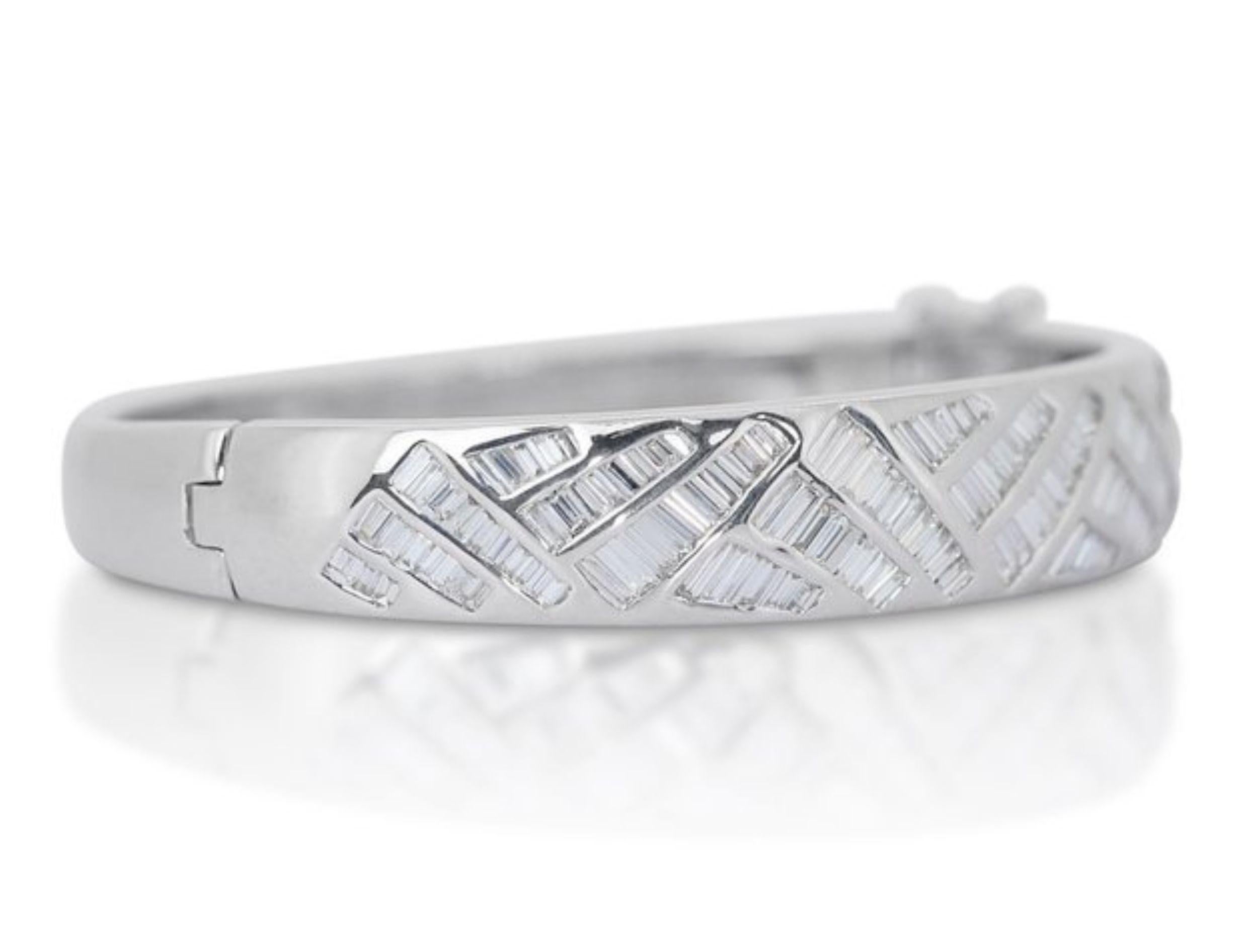 Sparkling 5.63ct Baguette Diamond Bracelet in 18K White Gold For Sale 4