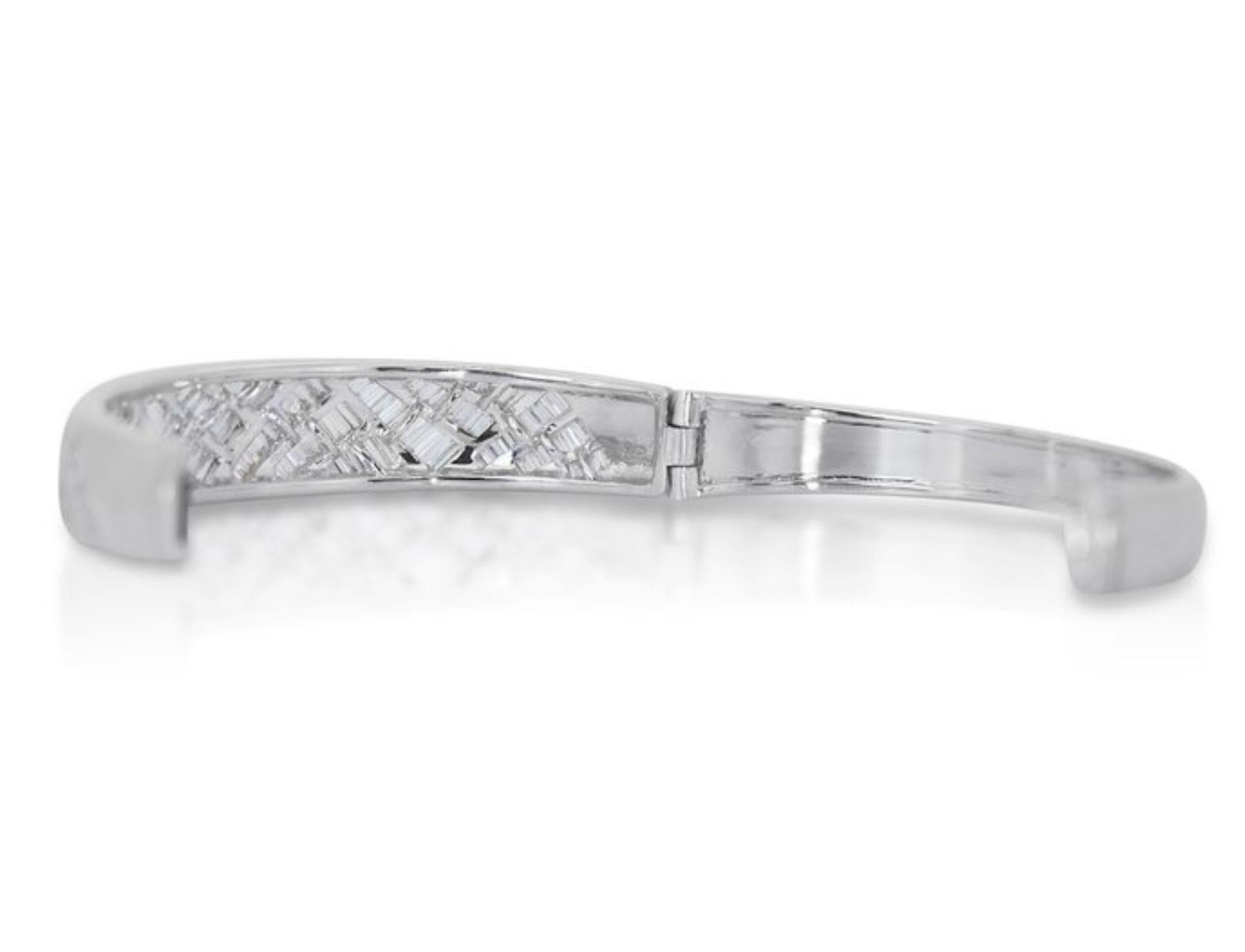 Sparkling 5.63ct Baguette Diamond Bracelet in 18K White Gold In New Condition For Sale In רמת גן, IL