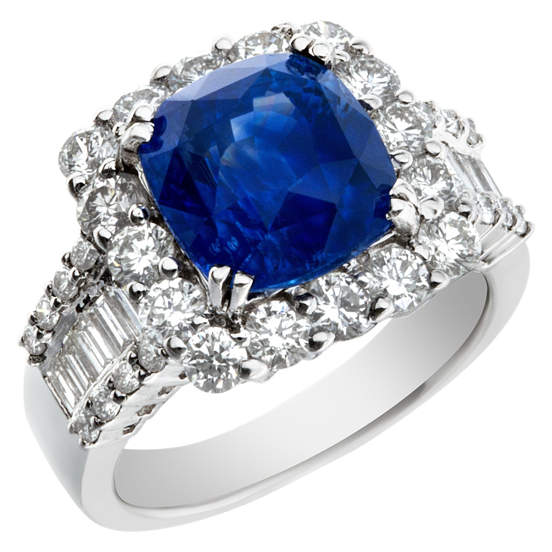 Superbe bague en saphir bleu chauffé de 5,73 carats, certifié par le GIA, avec 1,90 carats de diamants de couleur G-H et de pureté VS-SI, en or blanc 18 carats. Cette bague certifiée par le GIA est actuellement de taille 6.5. Certains articles