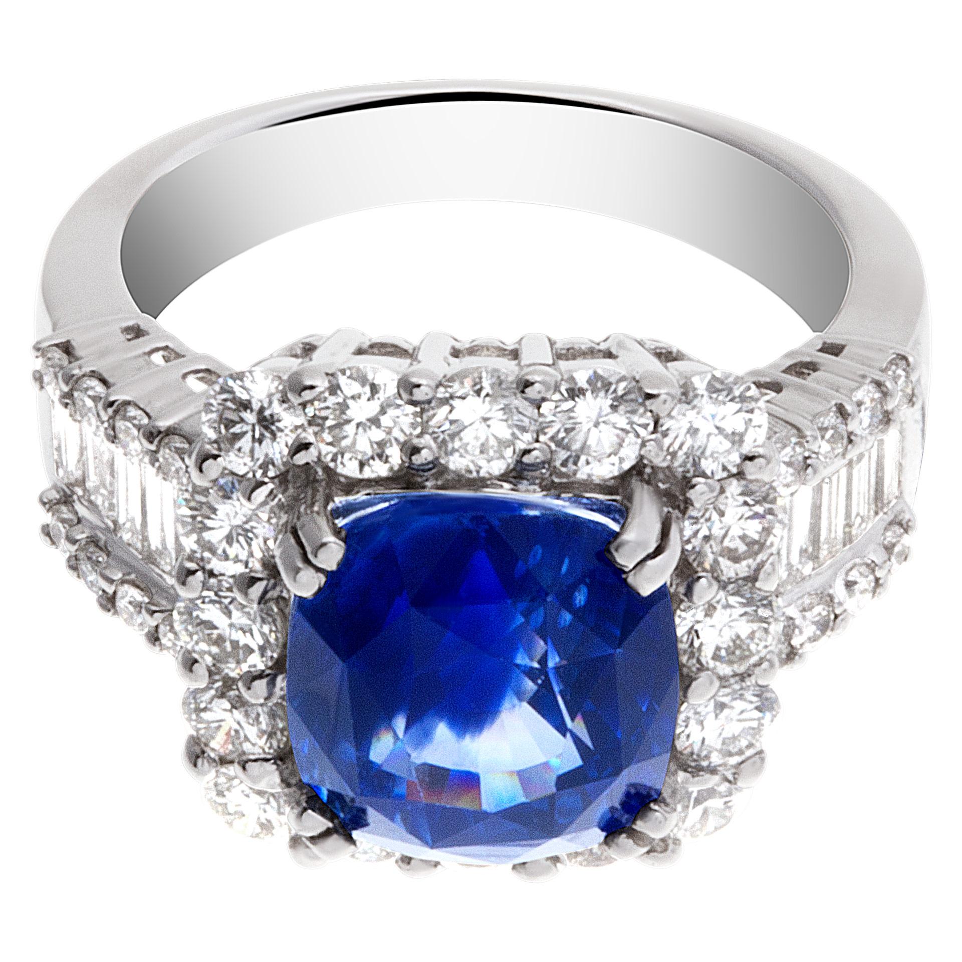 Sparkling 5.73 carat blue sapphire ring with diamond accents in 18k white gold In Excellent Condition For Sale In Surfside, FL