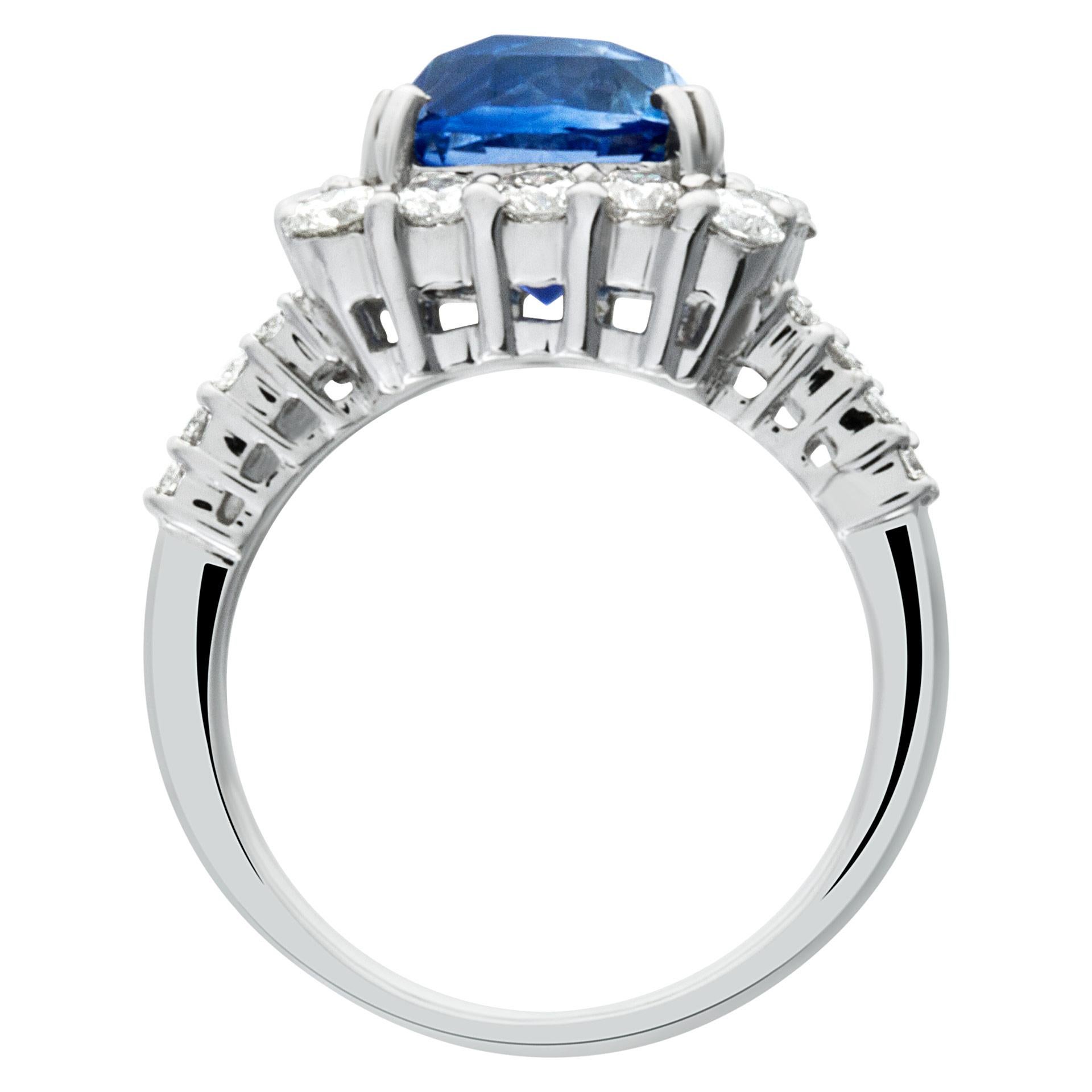 Women's Sparkling 5.73 carat blue sapphire ring with diamond accents in 18k white gold For Sale