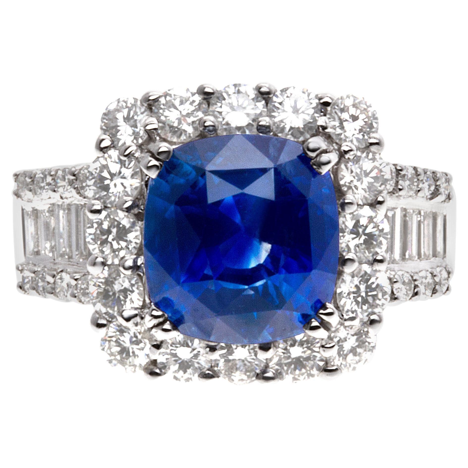 Sparkling 5.73 carat blue sapphire ring with diamond accents in 18k white gold For Sale