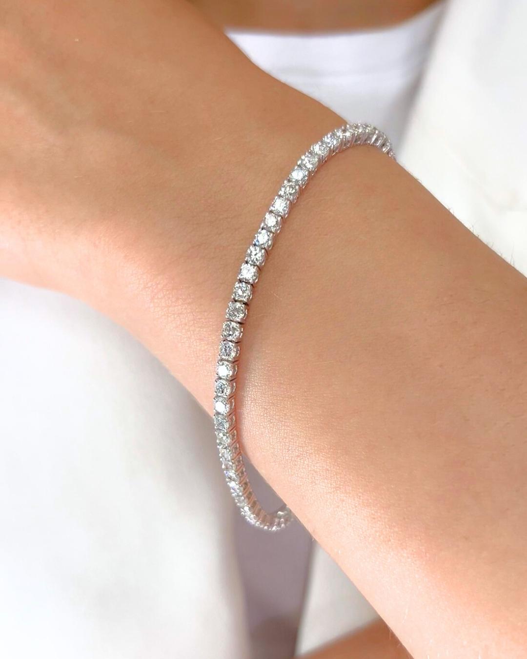 Sparkling 5.88ct Diamonds Tennis Bracelet in 18k White Gold - IGI Certified

Embrace timeless luxury with this elegant diamond tennis bracelet, featuring 61 round brilliant diamonds totaling 5.88 carats. Expertly set in gleaming 18K white gold, each