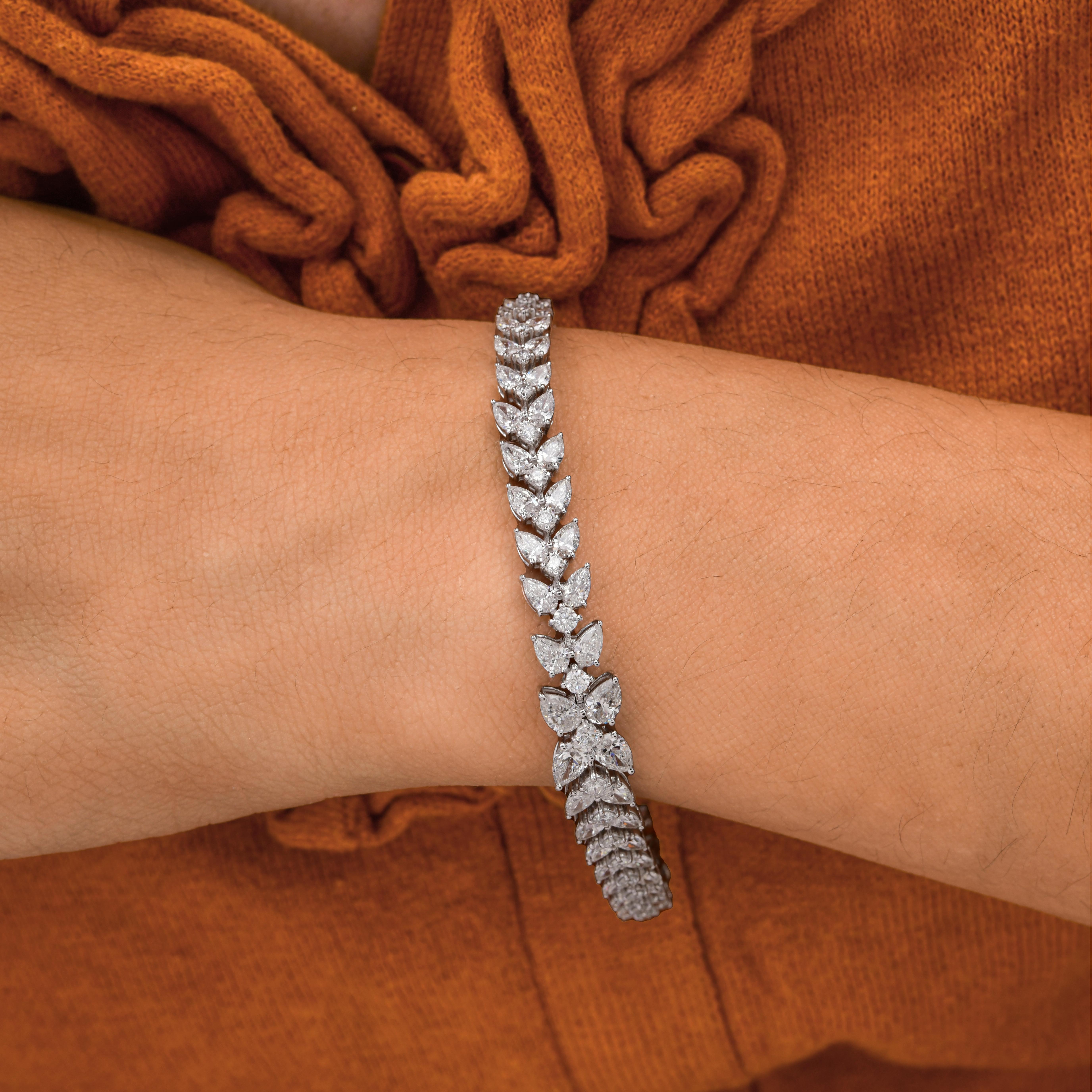 Dieses exquisite Armband ist aus 18-karätigem Gold gegossen und mit 7,28 Karat funkelnden Diamanten besetzt. Der Diamant ist ein Geburtsstein des Monats April und soll das Selbstvertrauen stärken und die Kreativität fördern. Ein wunderbares Geschenk