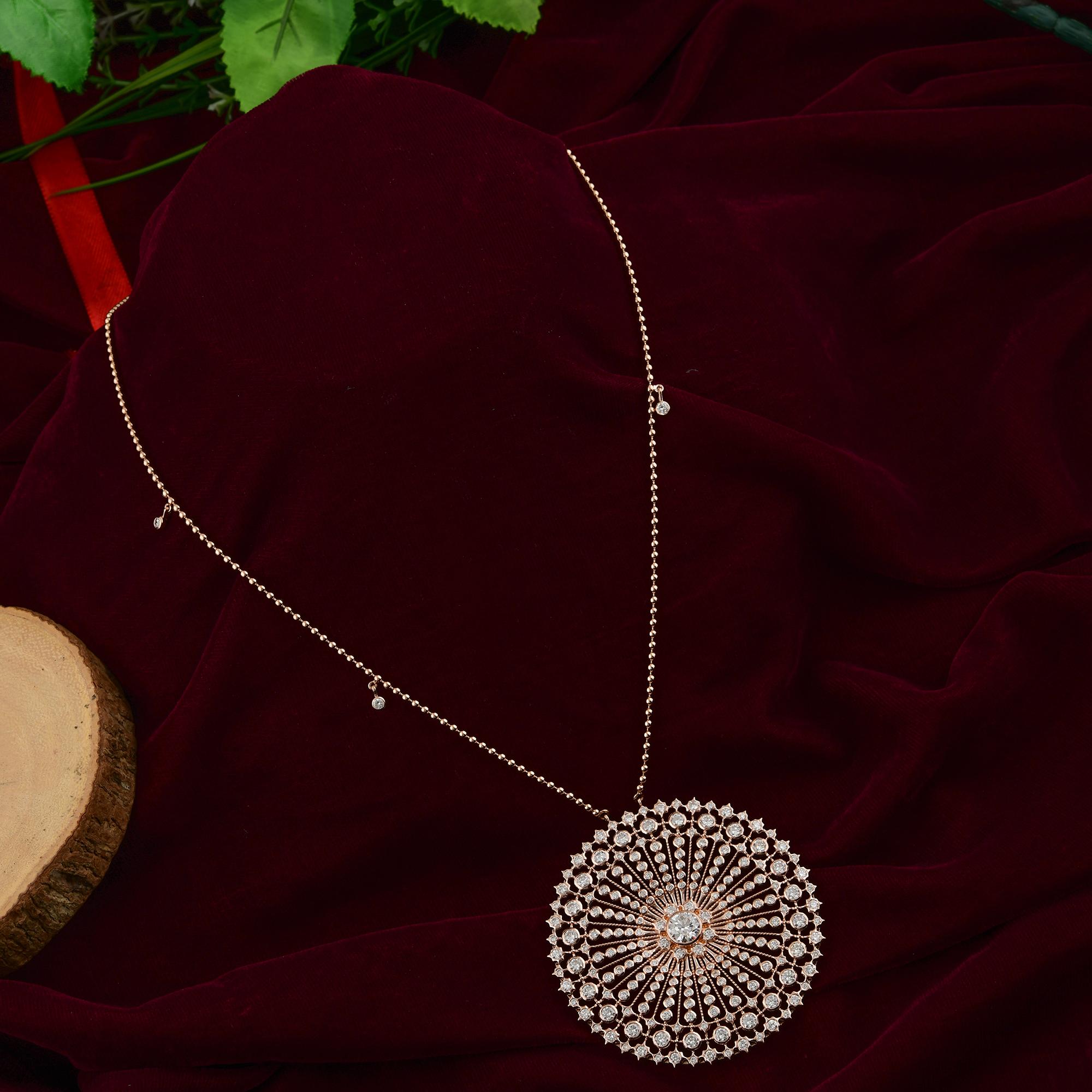 Contemporaneo Scintillante collana con ciondolo a forma rotonda con diamanti da 8,08 carati in oro rosa 18 carati in vendita