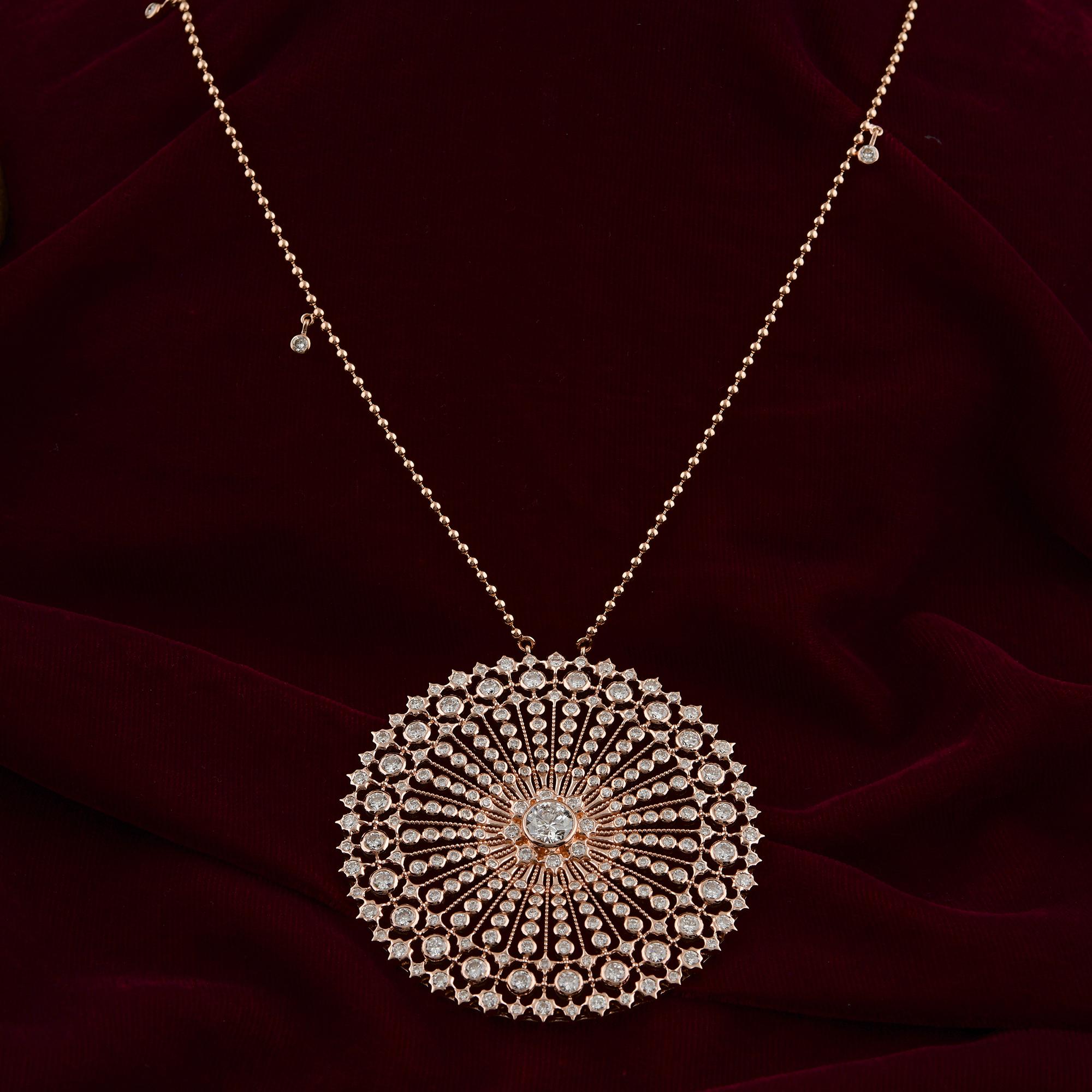 Scintillante collana con ciondolo a forma rotonda con diamanti da 8,08 carati in oro rosa 18 carati In condizioni Nuovo in vendita a Diera, Dubai