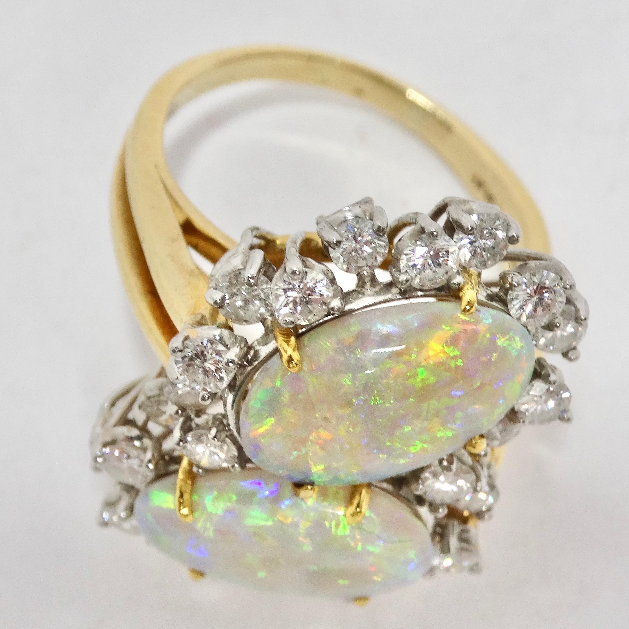 Bague cocktail en or 18 carats avec opale australienne et diamants scintillants en vente 3