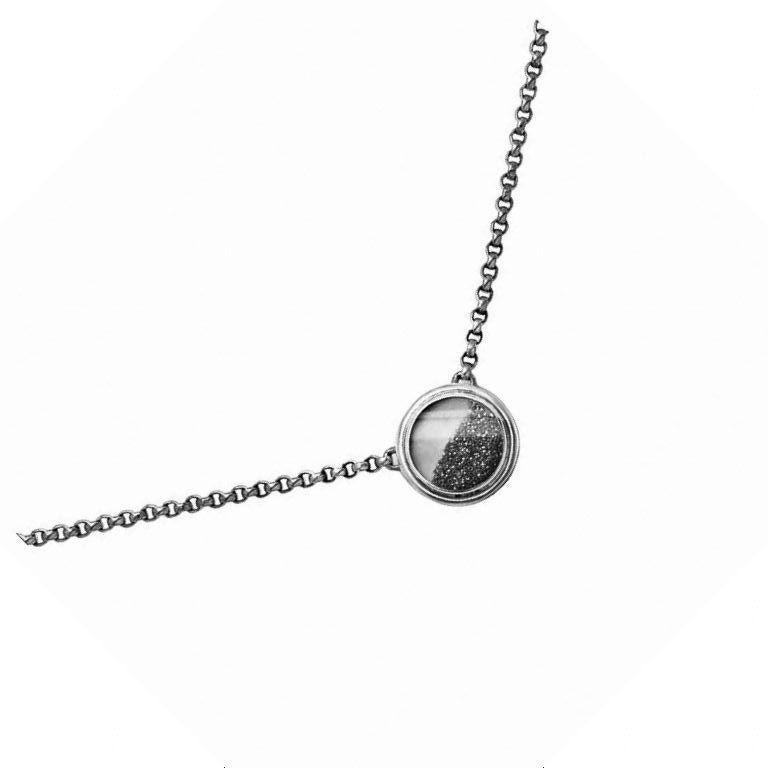 Semplicemente bello! Collana a catena con ciondolo in argento sterling con polvere di diamanti neri scintillanti A. Silver. Contiene 2,6 carati di diamanti neri scintillanti che si muovono liberamente all'interno di un cristallo minerale di quarzo