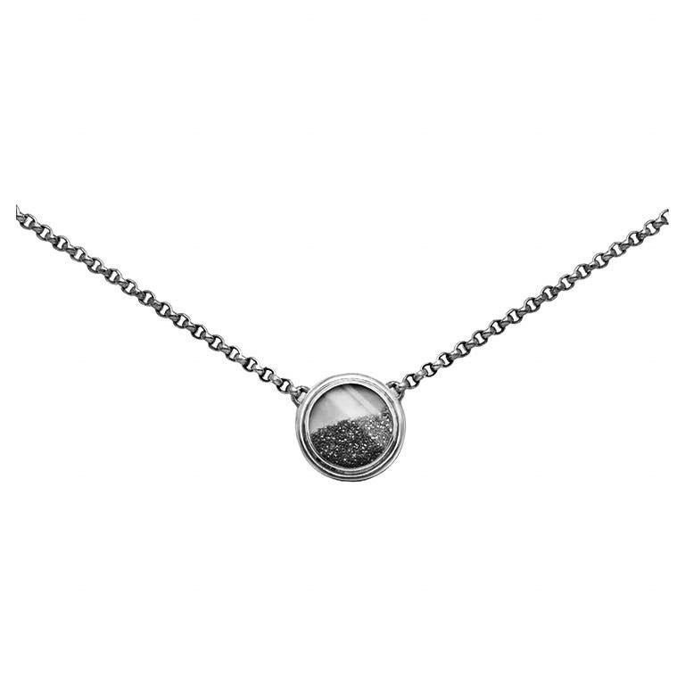 Moderno Scintillante collana con ciondolo a catena in argento sterling e polvere di diamanti neri A. Silver in vendita