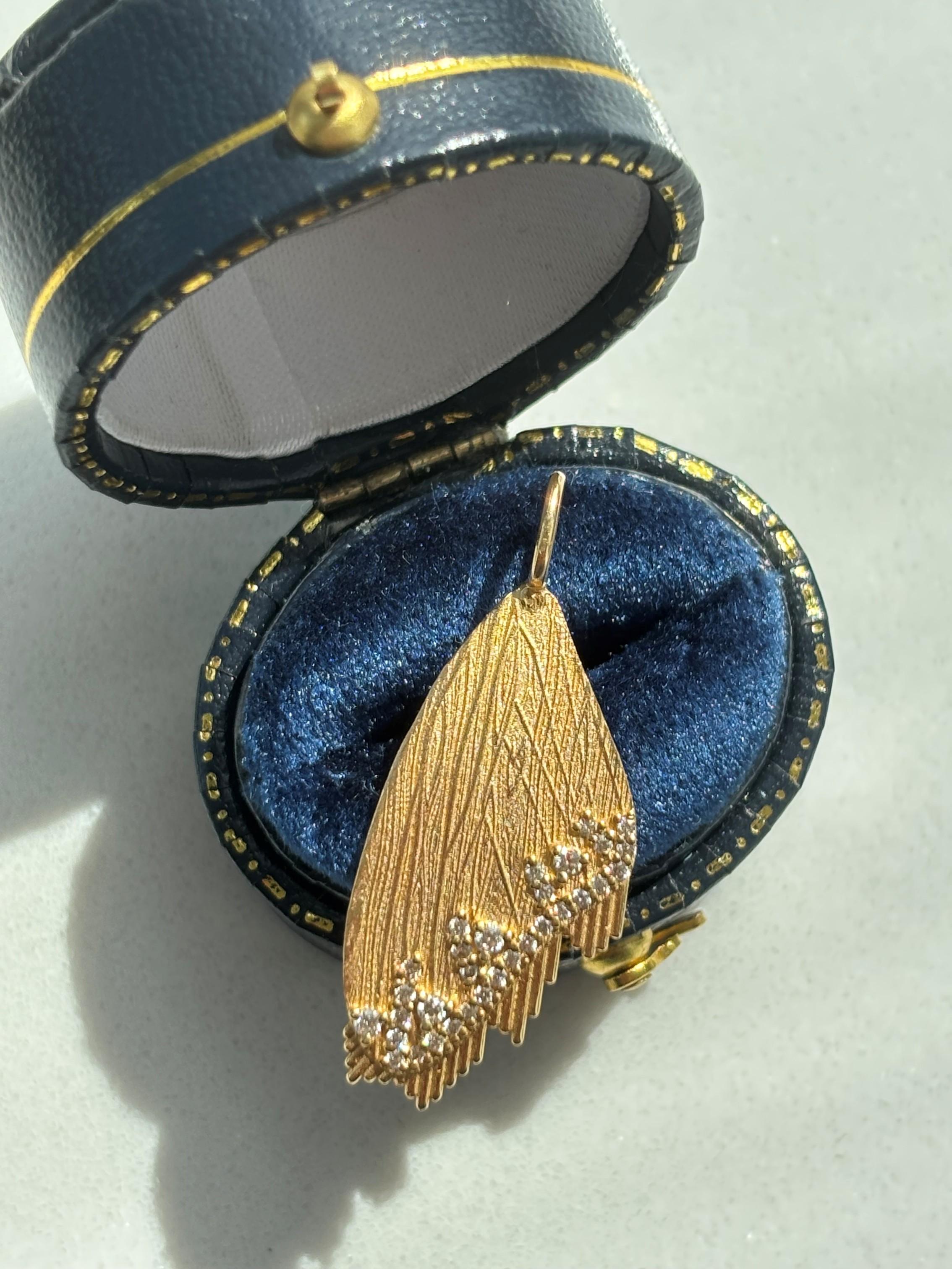 Taille poire Collier à pendentifs en diamants avec ailes de papillon étincelantes en vente