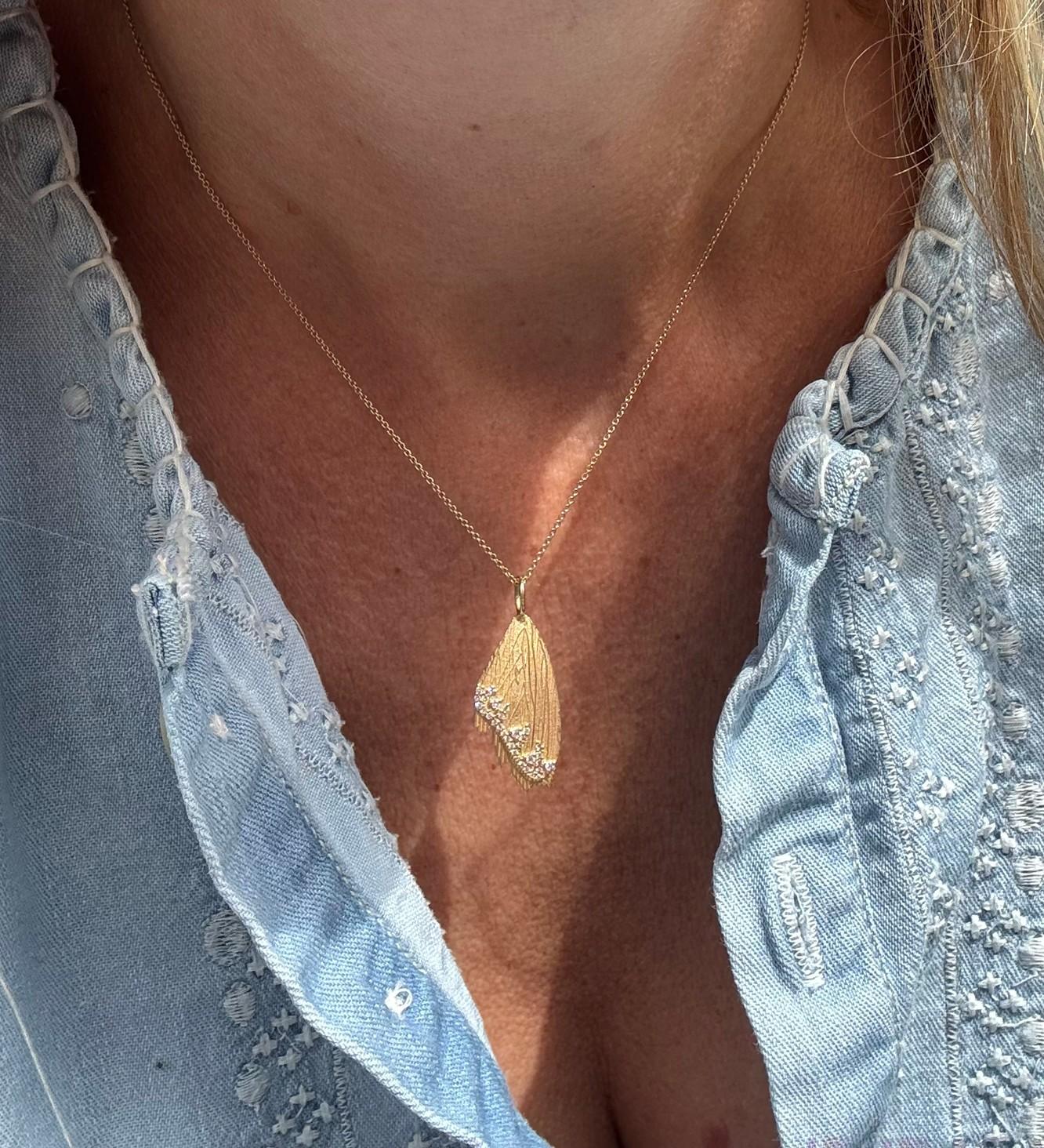 Donna Collana con ciondolo di diamanti con ali di farfalla scintillanti in vendita