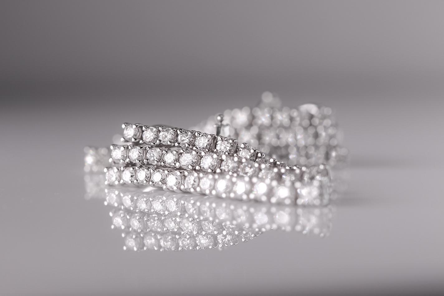 Sparkling Cascade: Ohrringe mit 4,21 Karat runden Brillanten und runden Diamanten (Zeitgenössisch) im Angebot