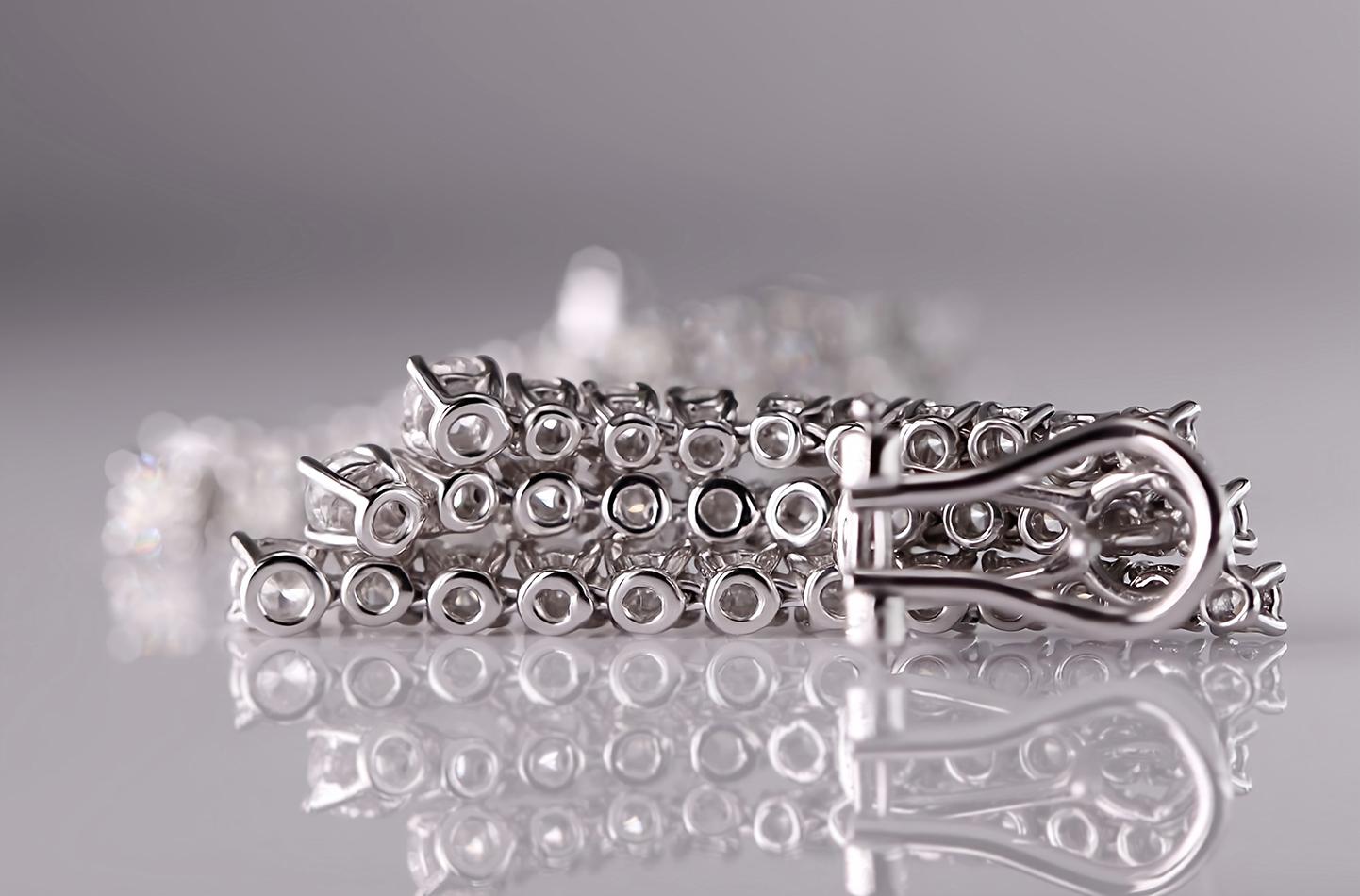 Sparkling Cascade: Ohrringe mit 4,21 Karat runden Brillanten und runden Diamanten (Round Cut) im Angebot