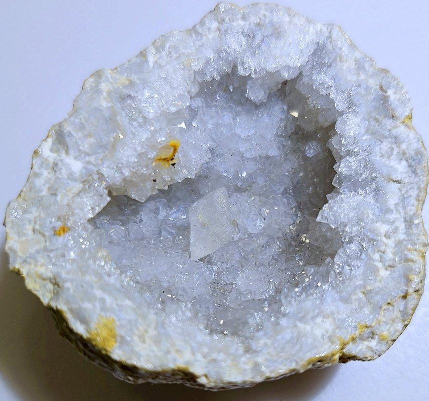 Organico moderno Geode di cristallo naturale con druzy e cristallo centrale focale - CHIUSURA DELLA VENDITA in vendita