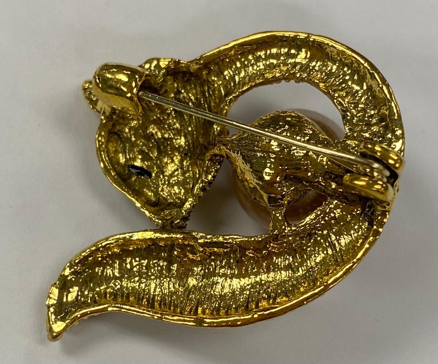 Glitzernde Crystal Golden Fox umhüllt eine Faux Pearl Brosche Pin im Zustand „Hervorragend“ im Angebot in Montreal, QC