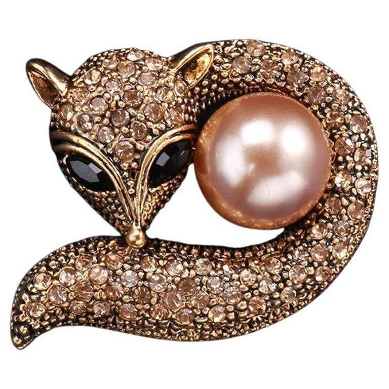 Glitzernde Crystal Golden Fox umhüllt eine Faux Pearl Brosche Pin (Rundschliff) im Angebot
