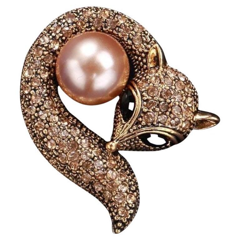 Glitzernde Crystal Golden Fox umhüllt eine Faux Pearl Brosche Pin für Damen oder Herren im Angebot