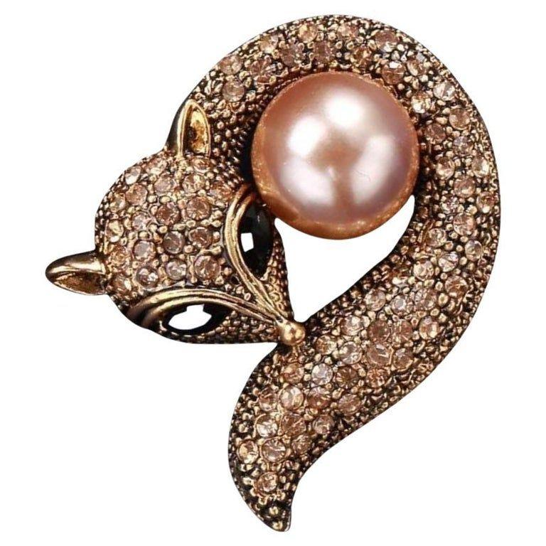 Glitzernde Crystal Golden Fox umhüllt eine Faux Pearl Brosche Pin im Angebot 1