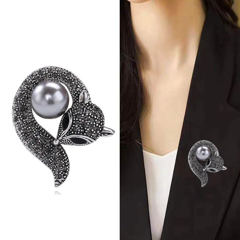 Moderno Volpe d'argento con cristallo scintillante che avvolge una spilla di perle finte in vendita