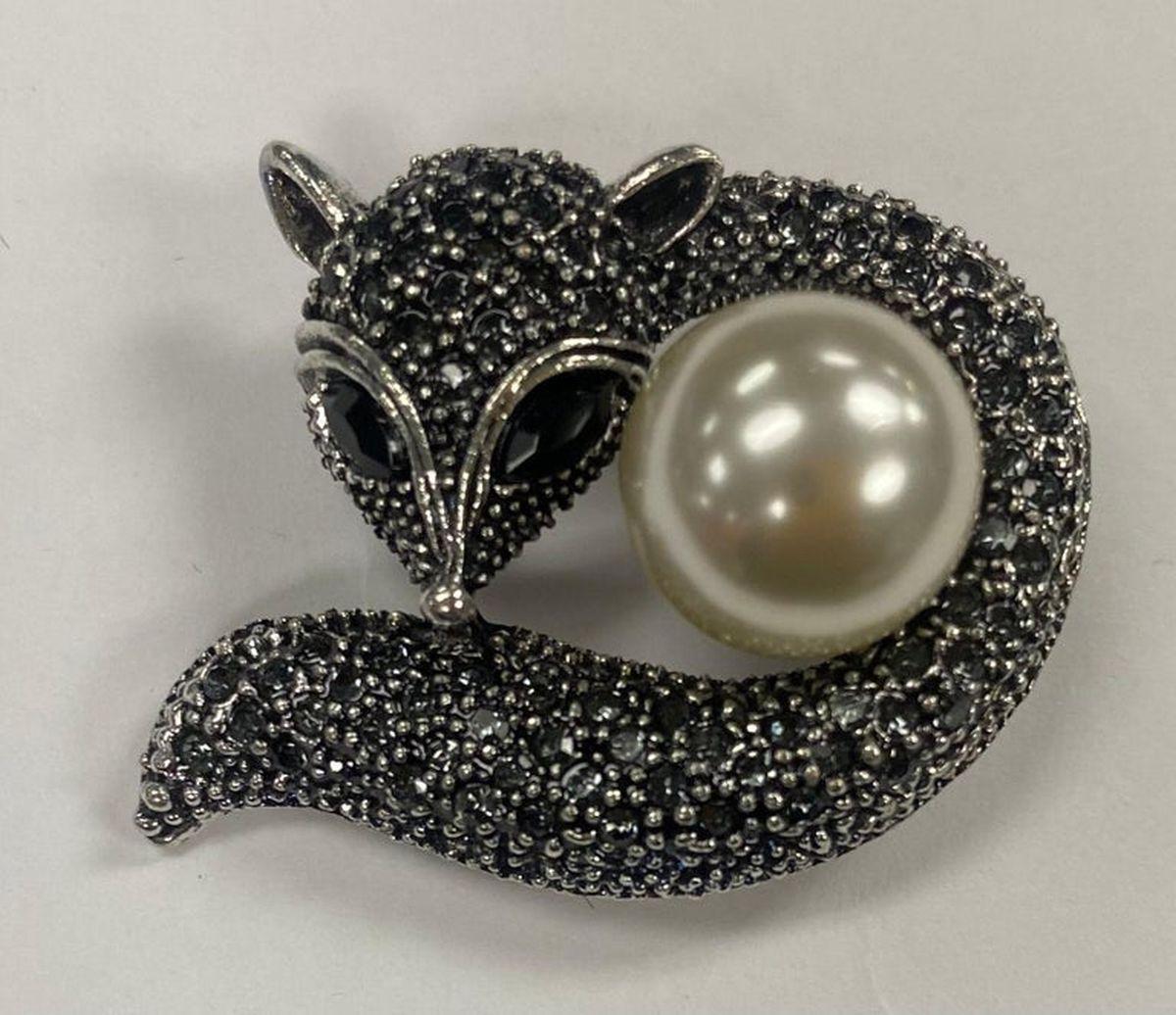 Volpe d'argento con cristallo scintillante che avvolge una spilla di perle finte in vendita 1
