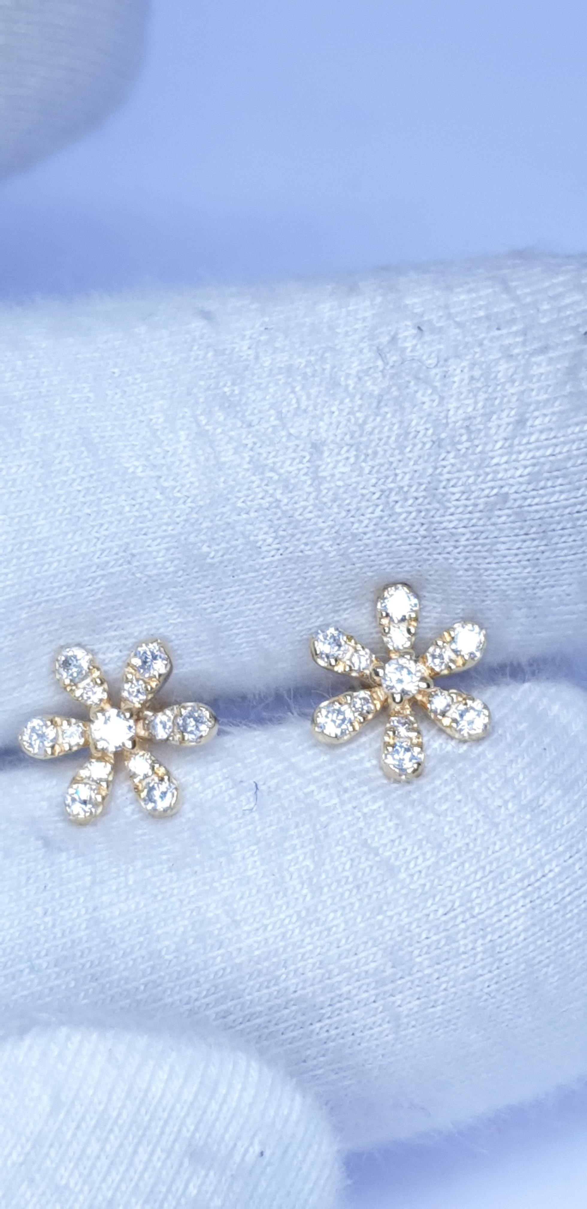 Orecchino con diamante in oro massiccio 14k con fiore a margherita scintillante in vendita 5