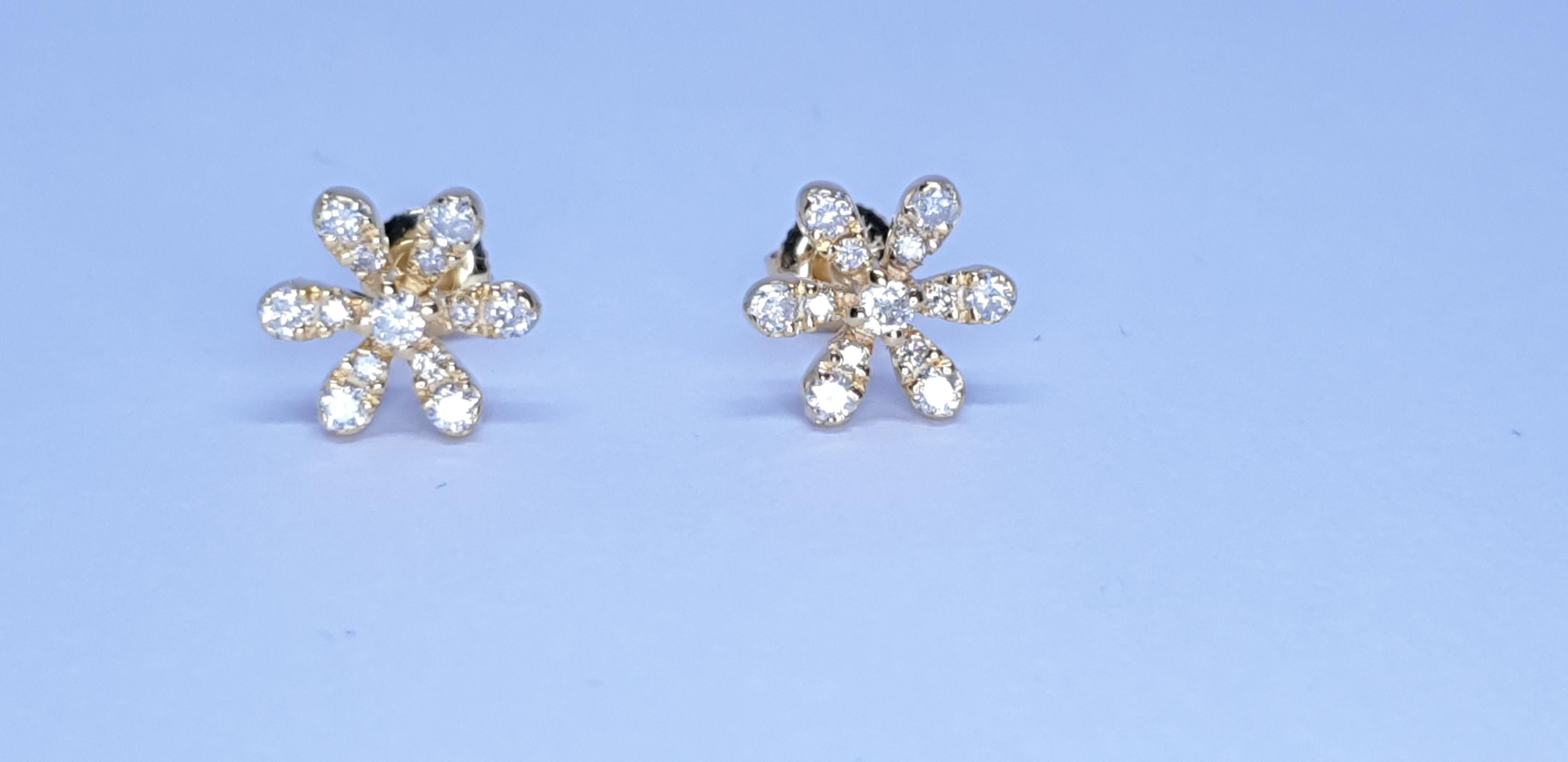 Orecchino con diamante in oro massiccio 14k con fiore a margherita scintillante in vendita 12