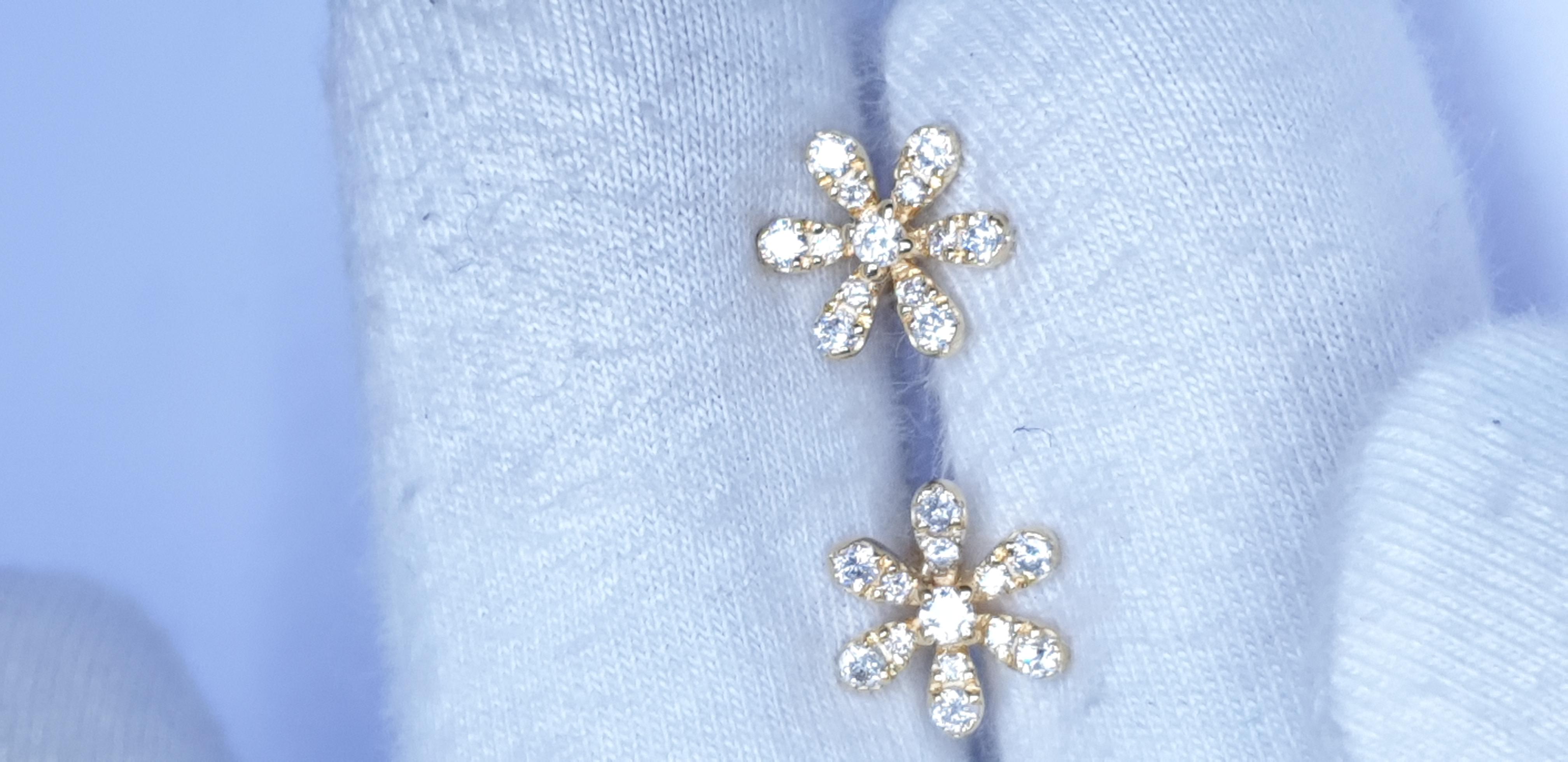 Orecchino con diamante in oro massiccio 14k con fiore a margherita scintillante in vendita 14