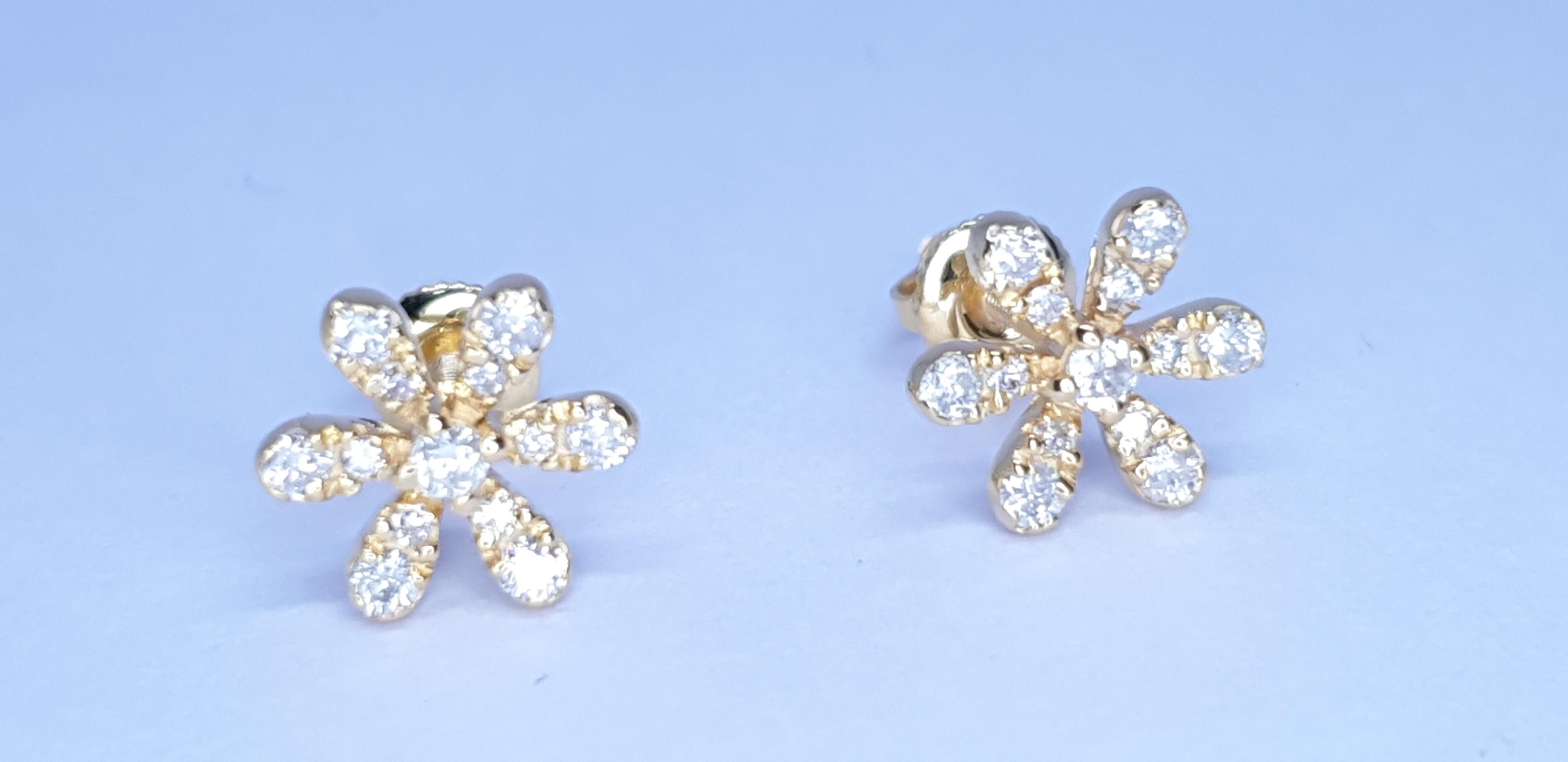 Orecchini a forma di fiore di margherita in oro massiccio 14k con diamante Regalo di compleanno NS74.
Leggero, può essere indossato tutti i giorni

Informazioni aggiuntive:
Condit: Nuovo senza etichette: Un articolo nuovo di zecca, non usato e non
