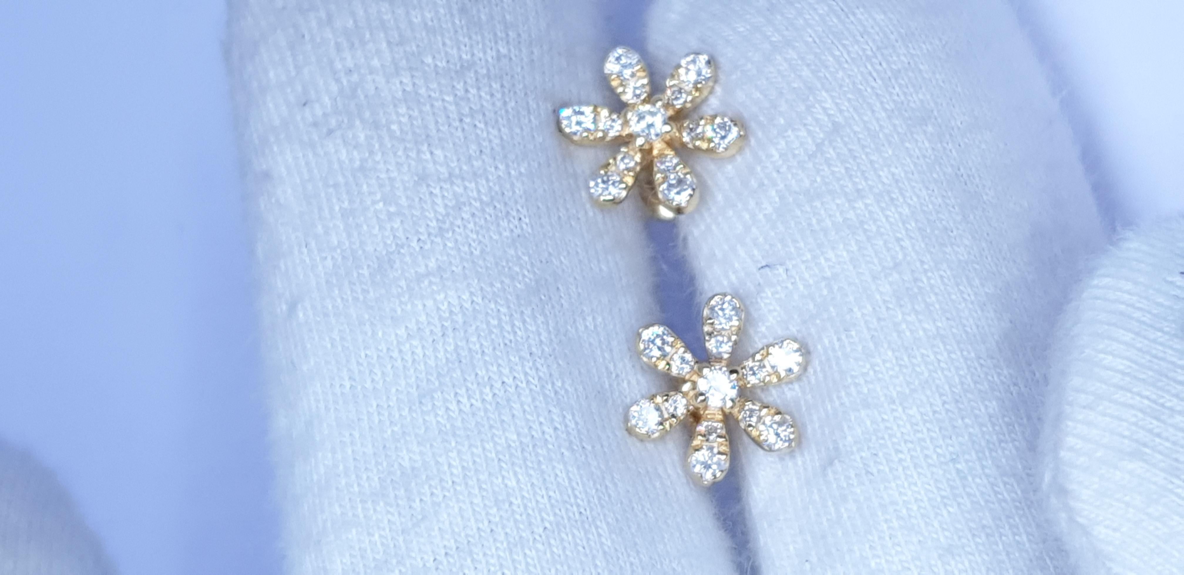 Orecchino con diamante in oro massiccio 14k con fiore a margherita scintillante in vendita 15