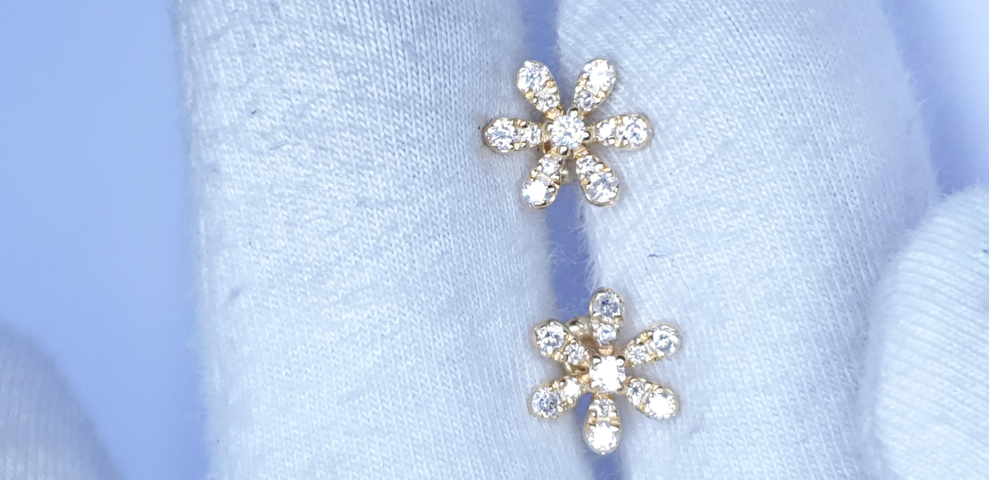 Orecchino con diamante in oro massiccio 14k con fiore a margherita scintillante in vendita 16