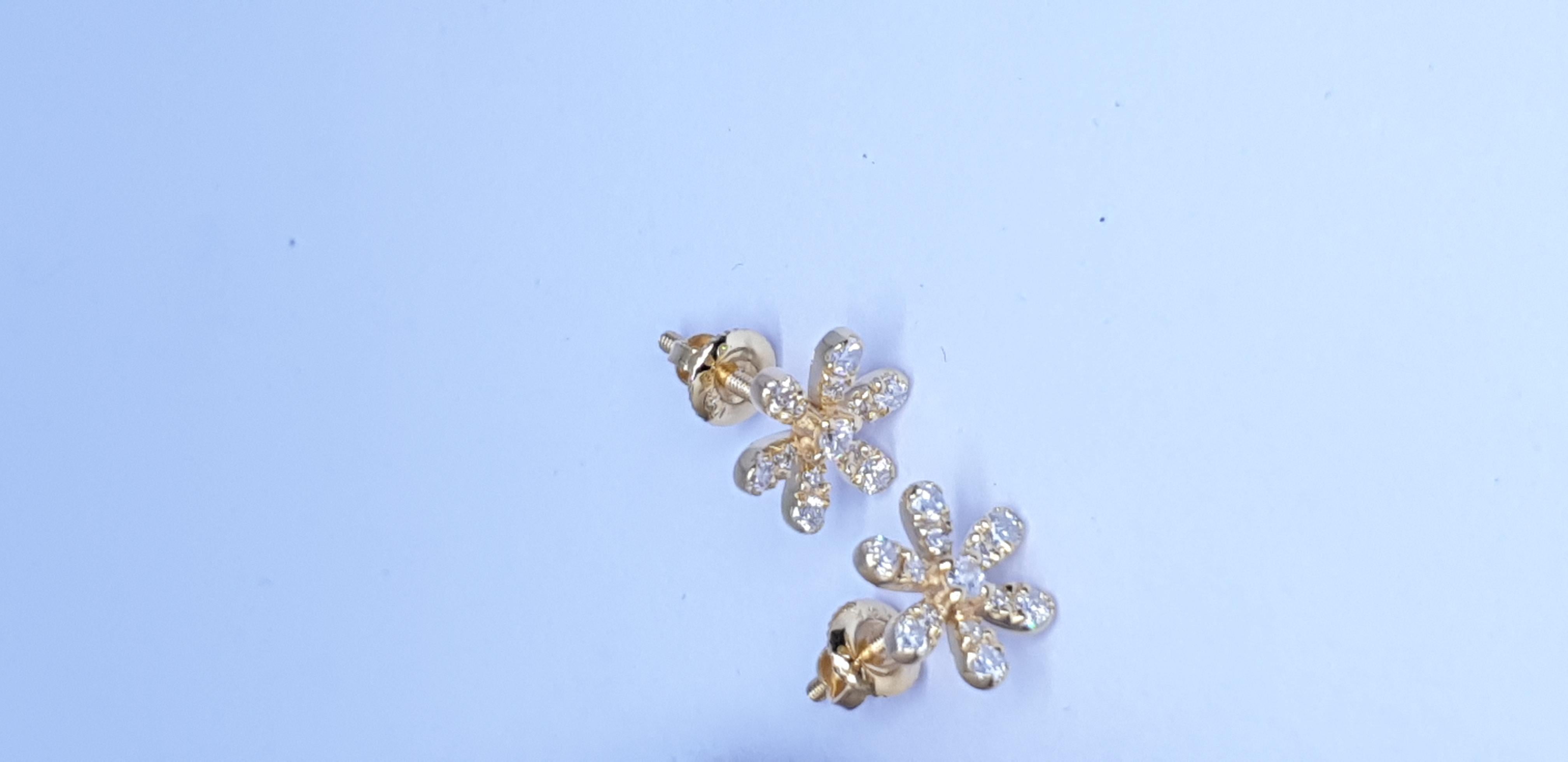 Orecchino con diamante in oro massiccio 14k con fiore a margherita scintillante in vendita 19