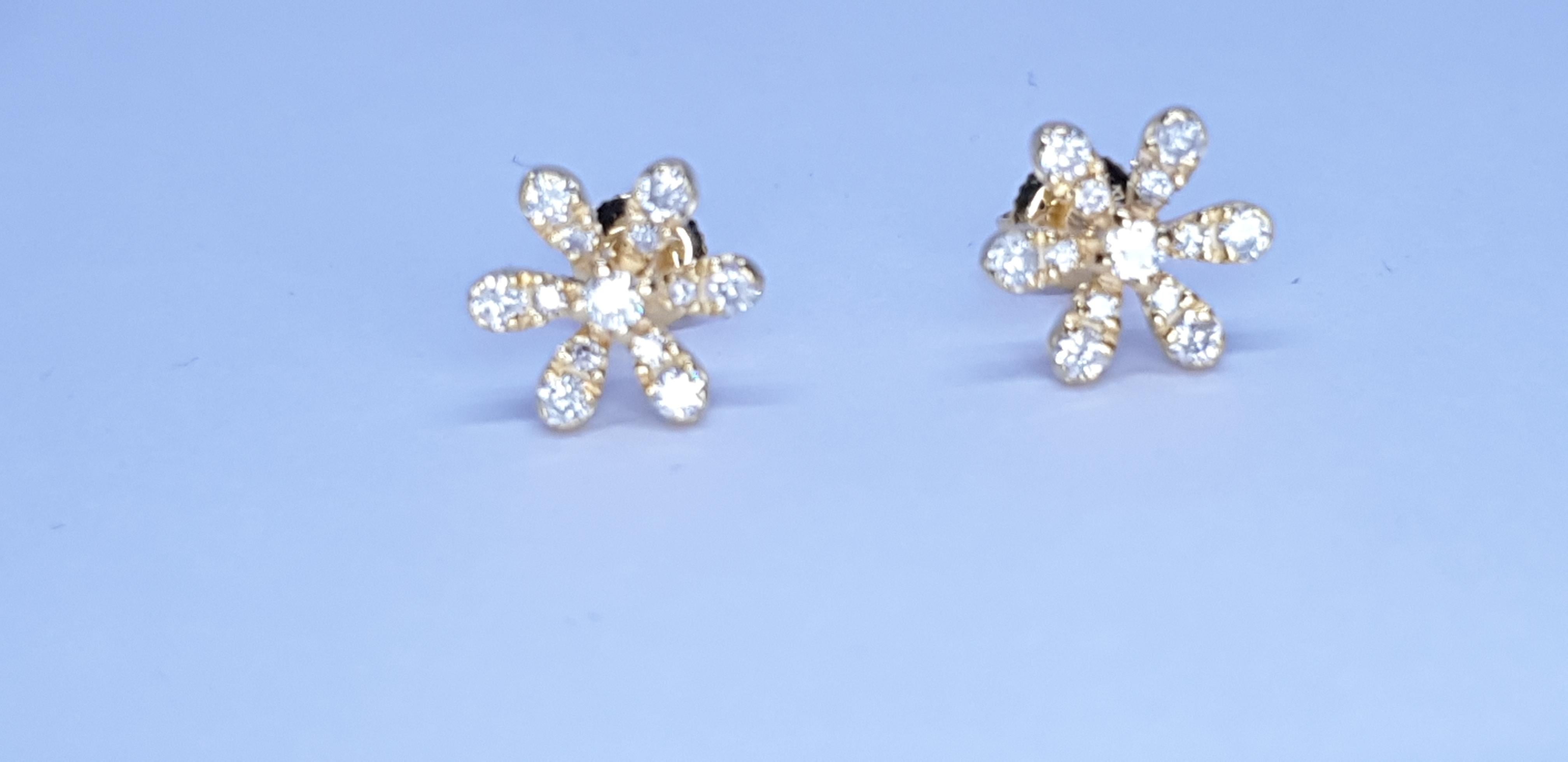 Orecchino con diamante in oro massiccio 14k con fiore a margherita scintillante in vendita 22